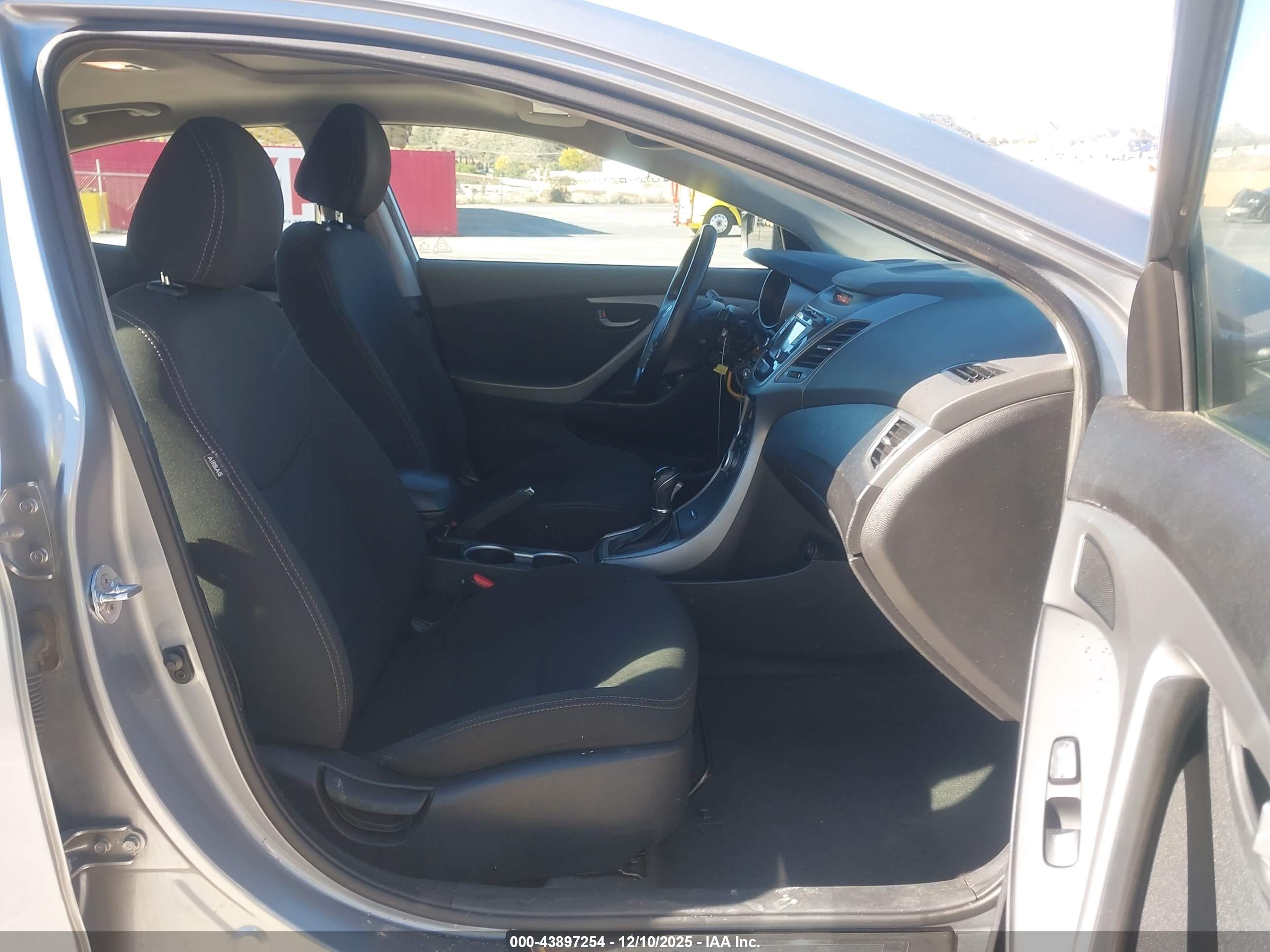 HYUNDAI ELANTRA image 5