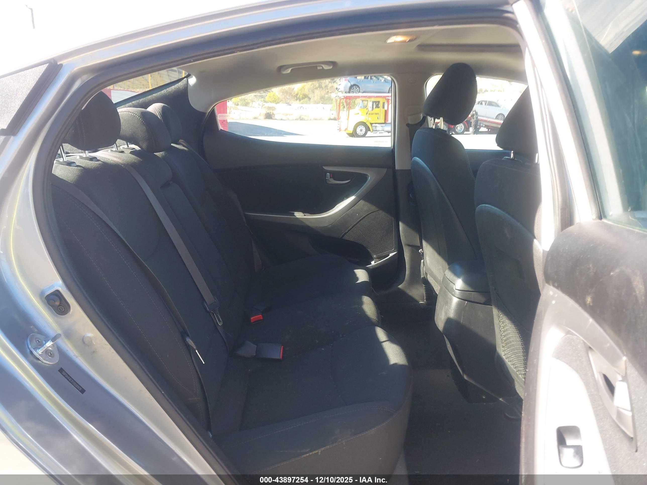 HYUNDAI ELANTRA image 8