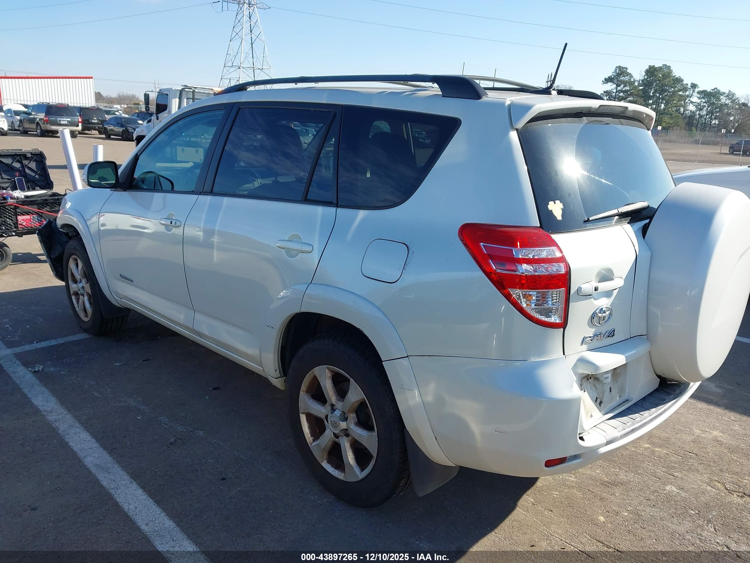 TOYOTA RAV4 image 3
