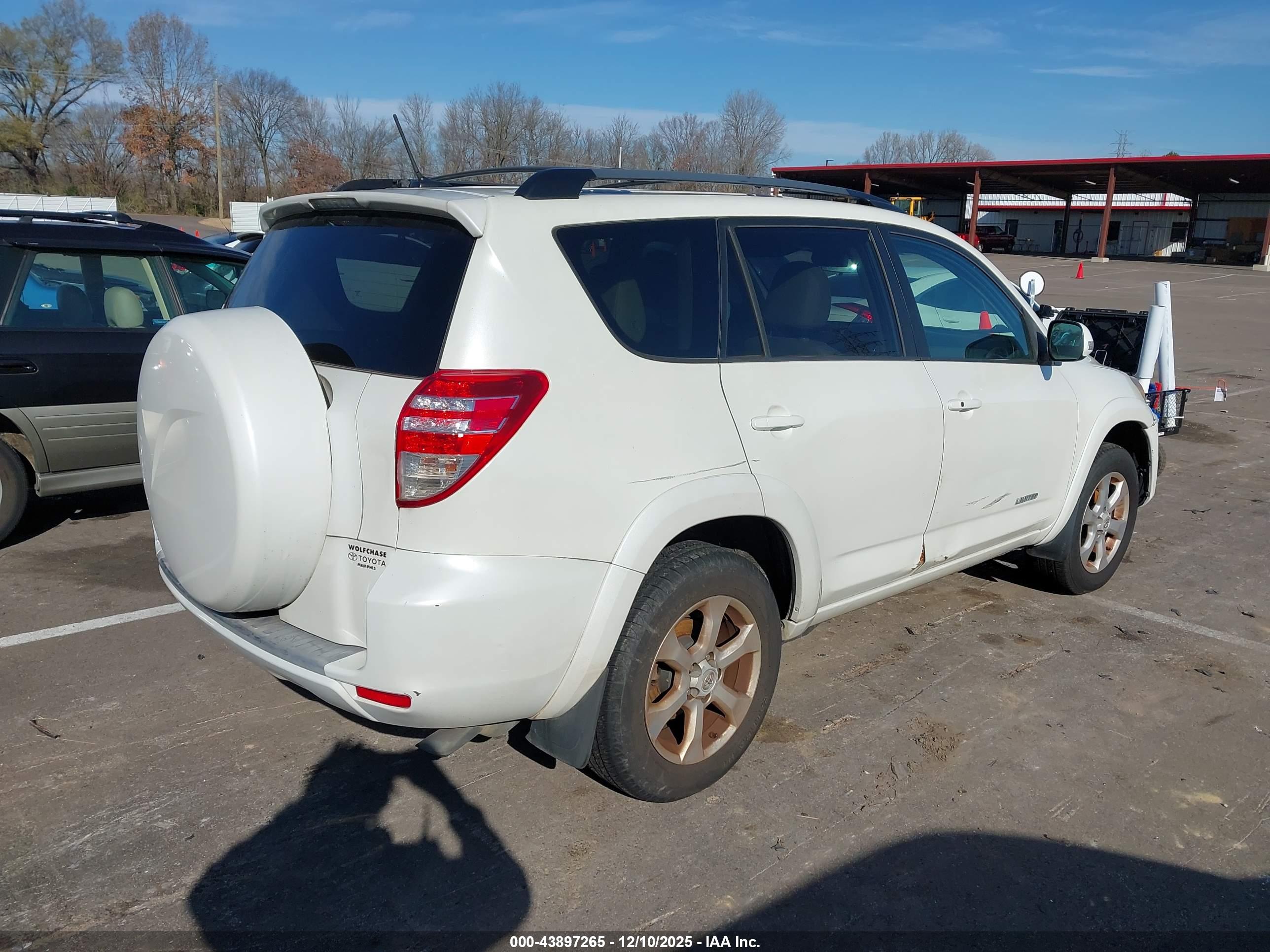 TOYOTA RAV4 image 4