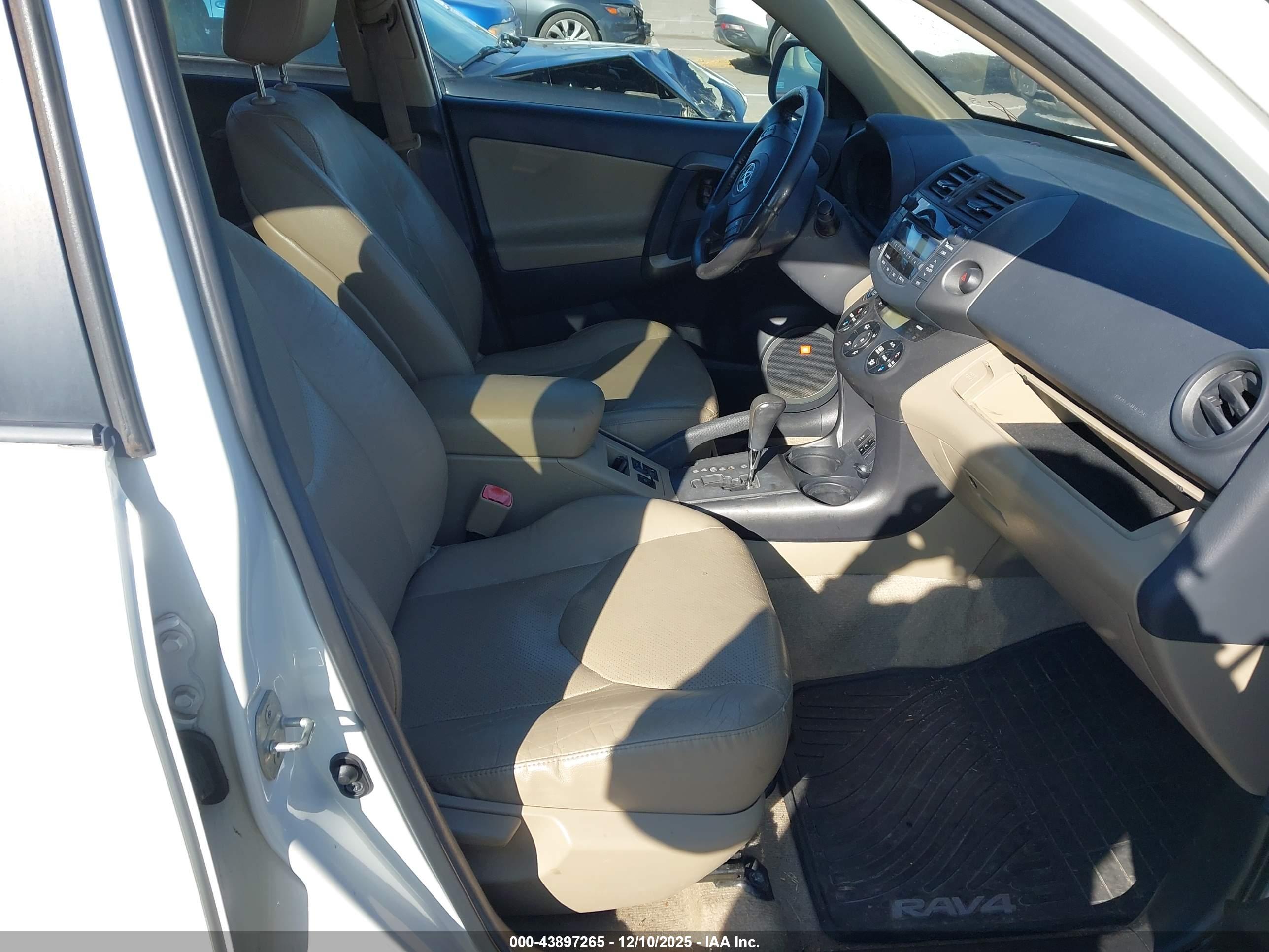 TOYOTA RAV4 image 5