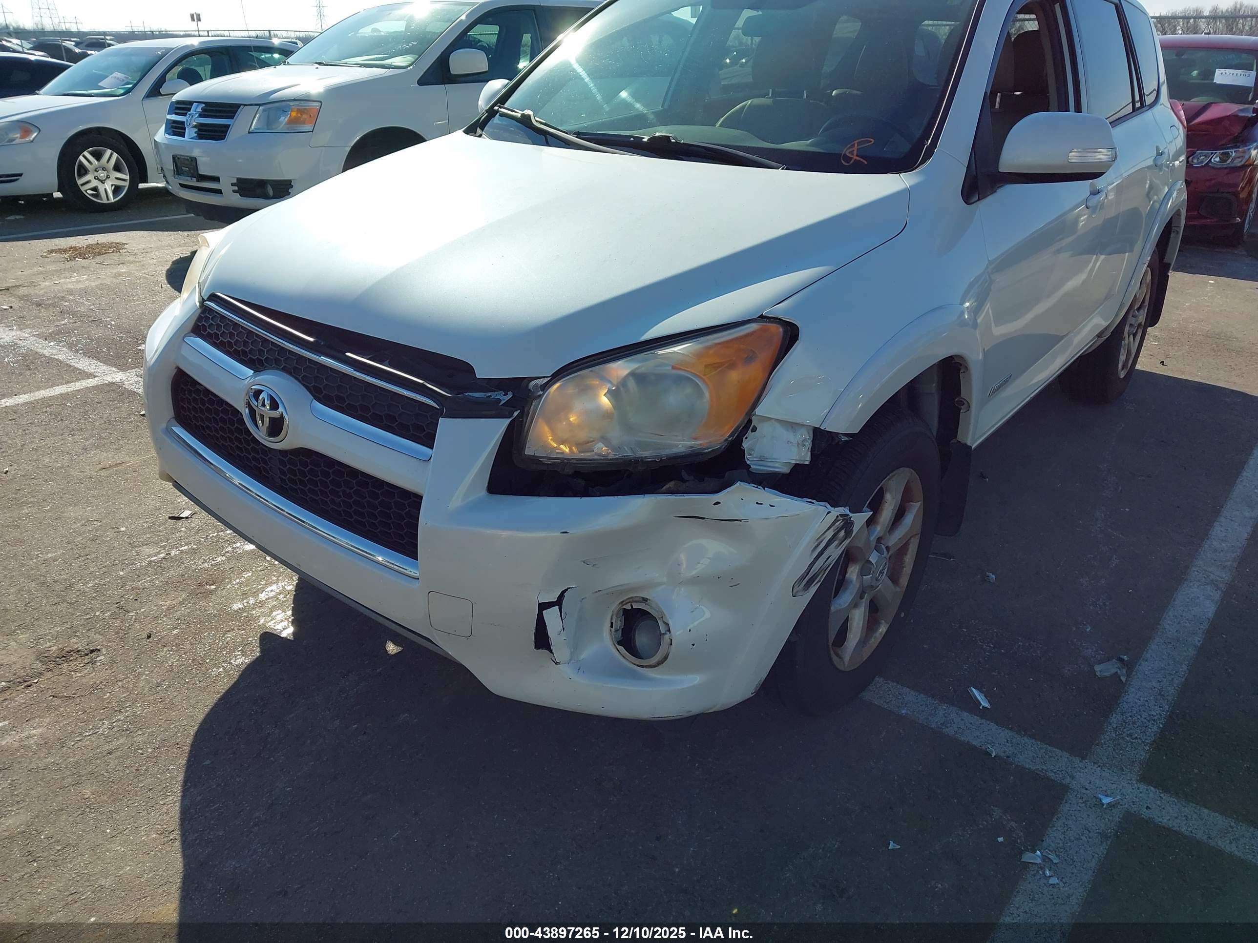 TOYOTA RAV4 image 6