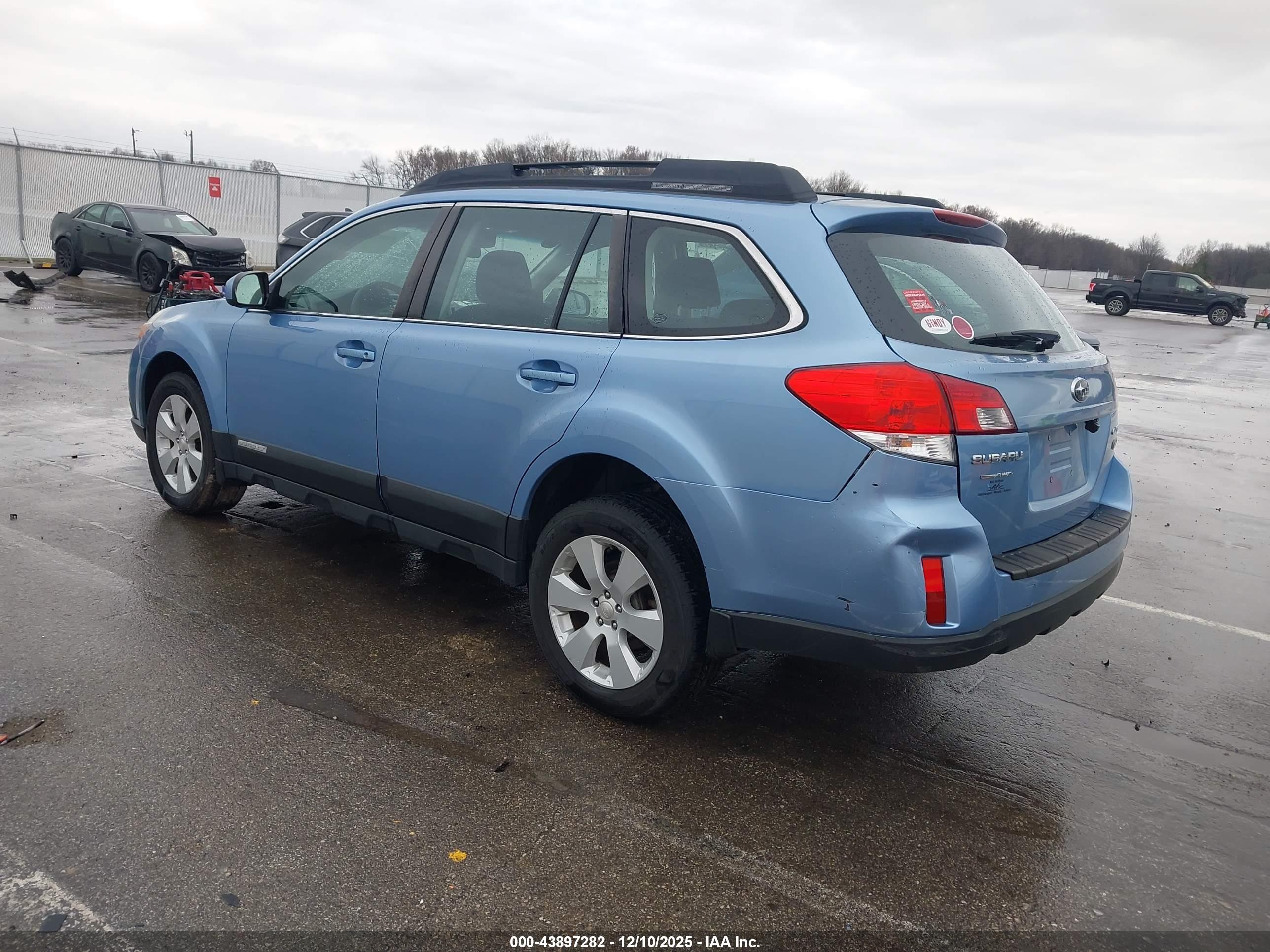 SUBARU OUTBACK image 3