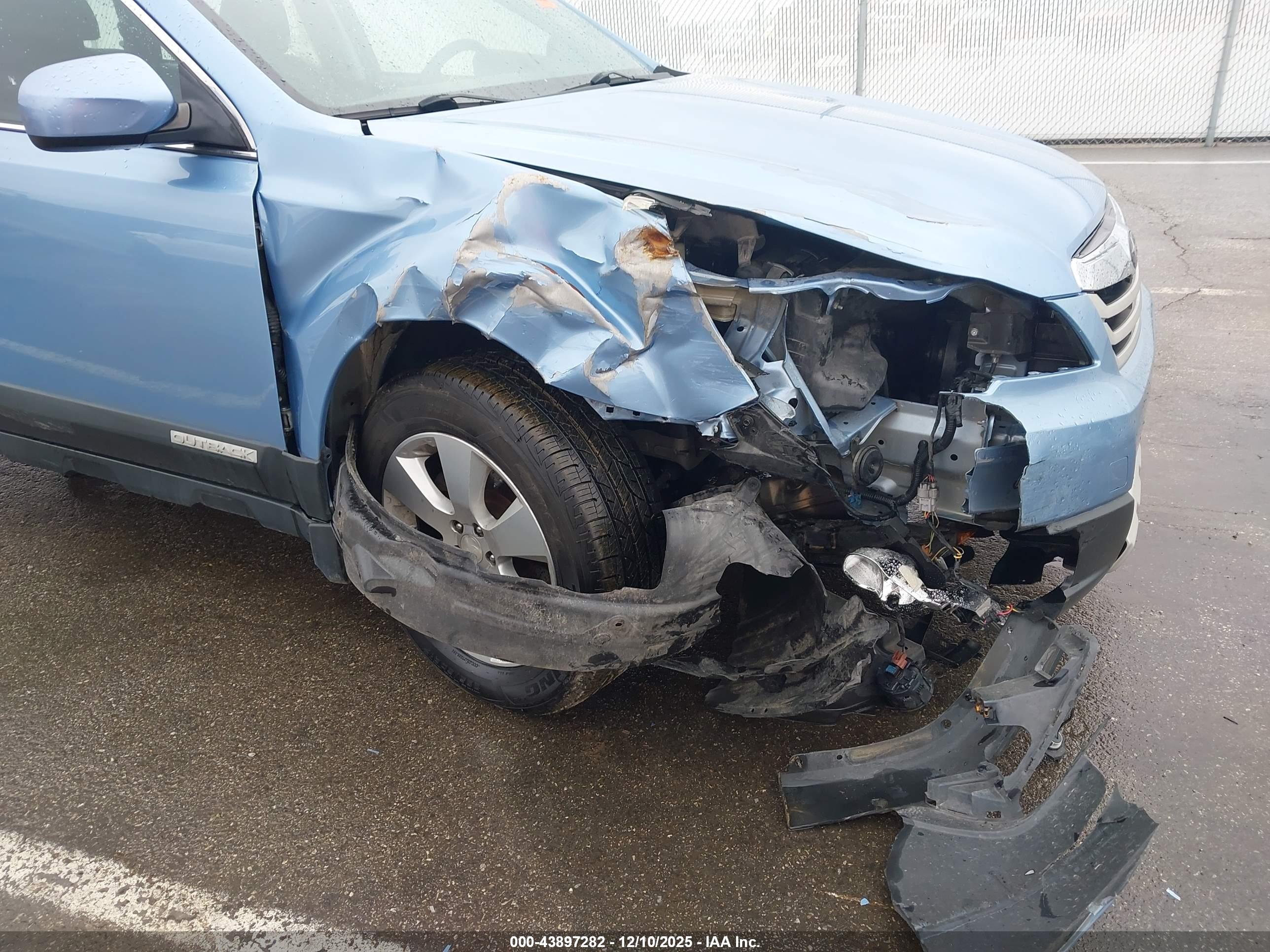 SUBARU OUTBACK image 6