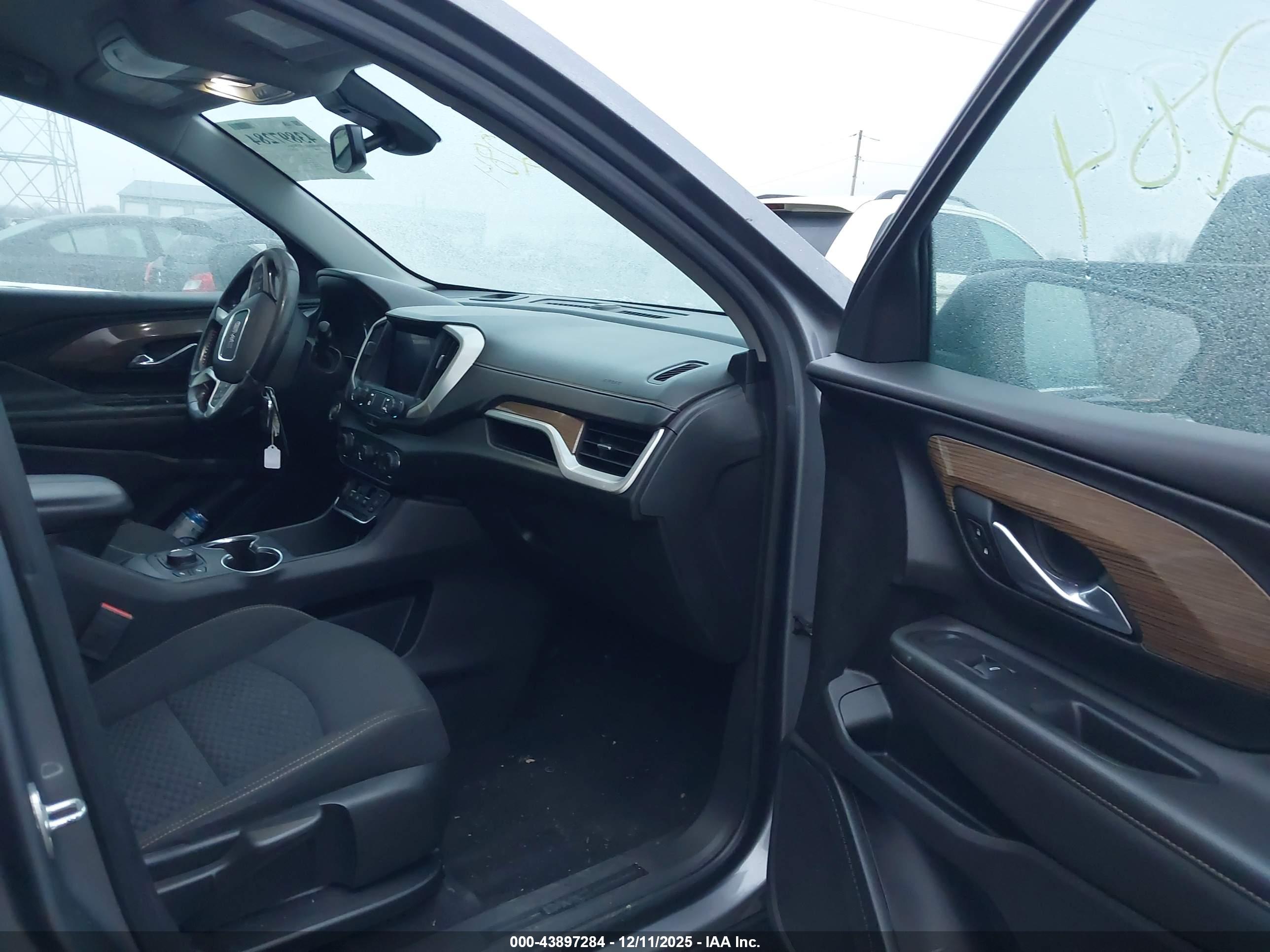 GMC TERRAIN image 5