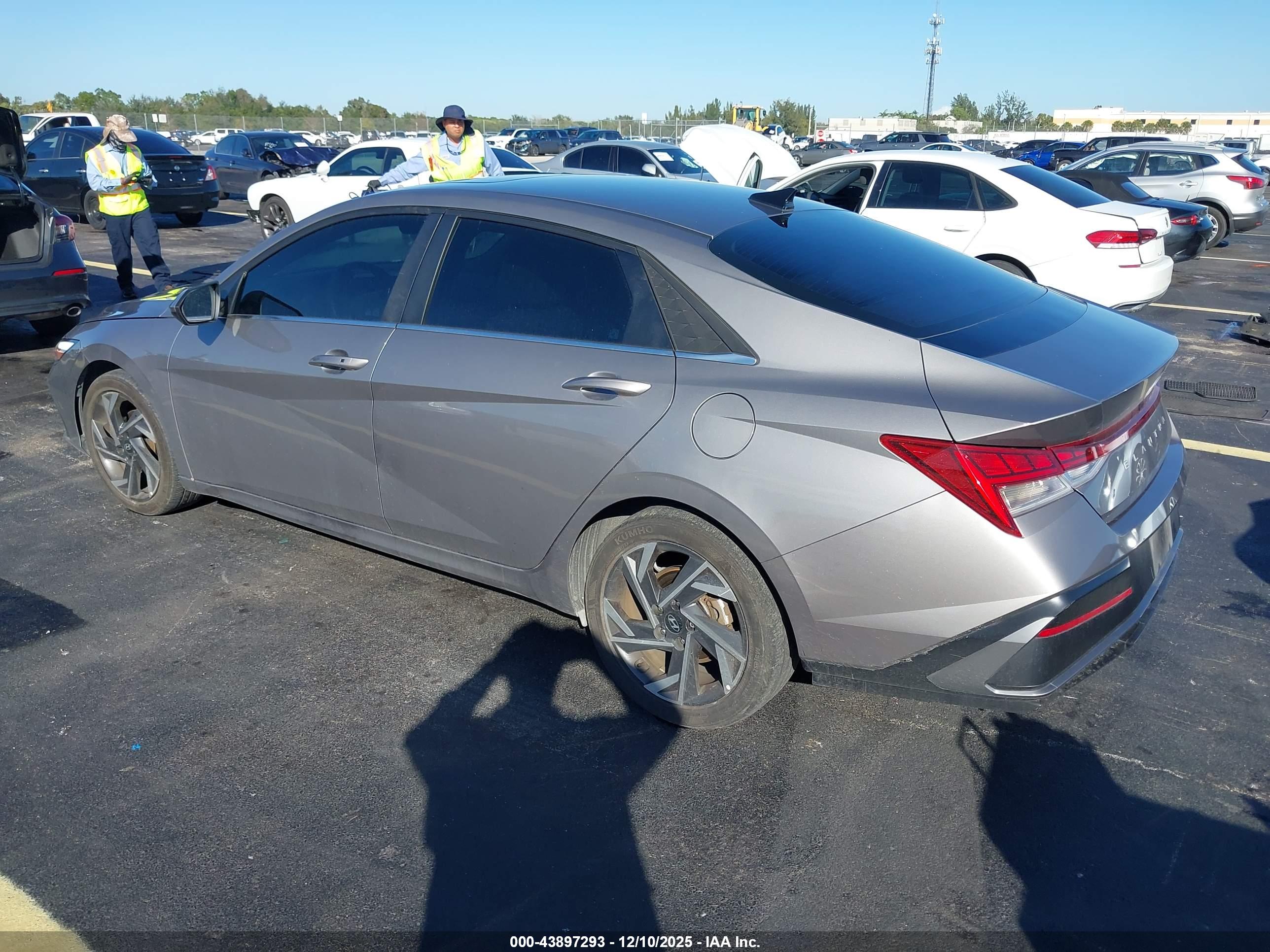 HYUNDAI ELANTRA image 3