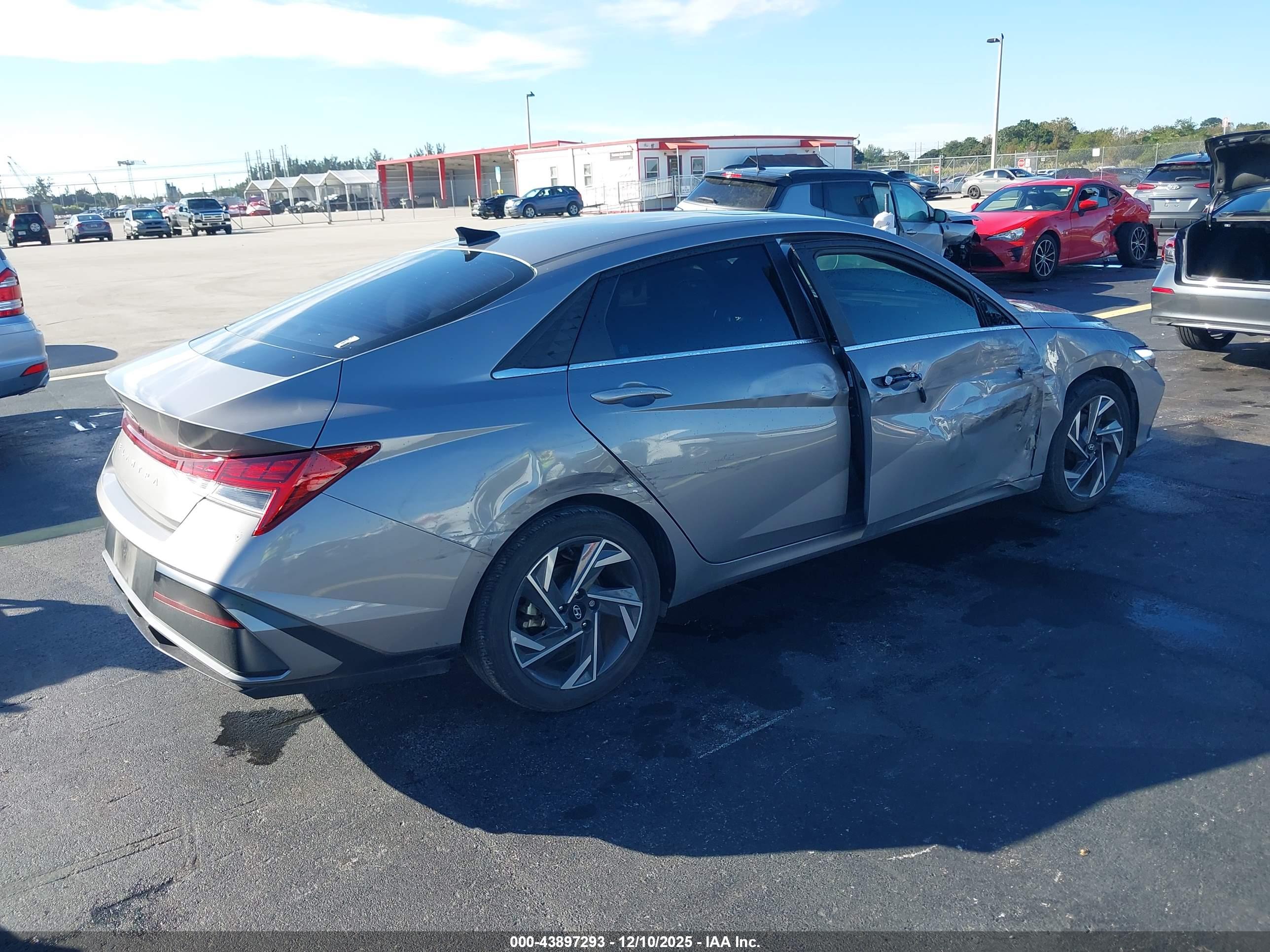 HYUNDAI ELANTRA image 4
