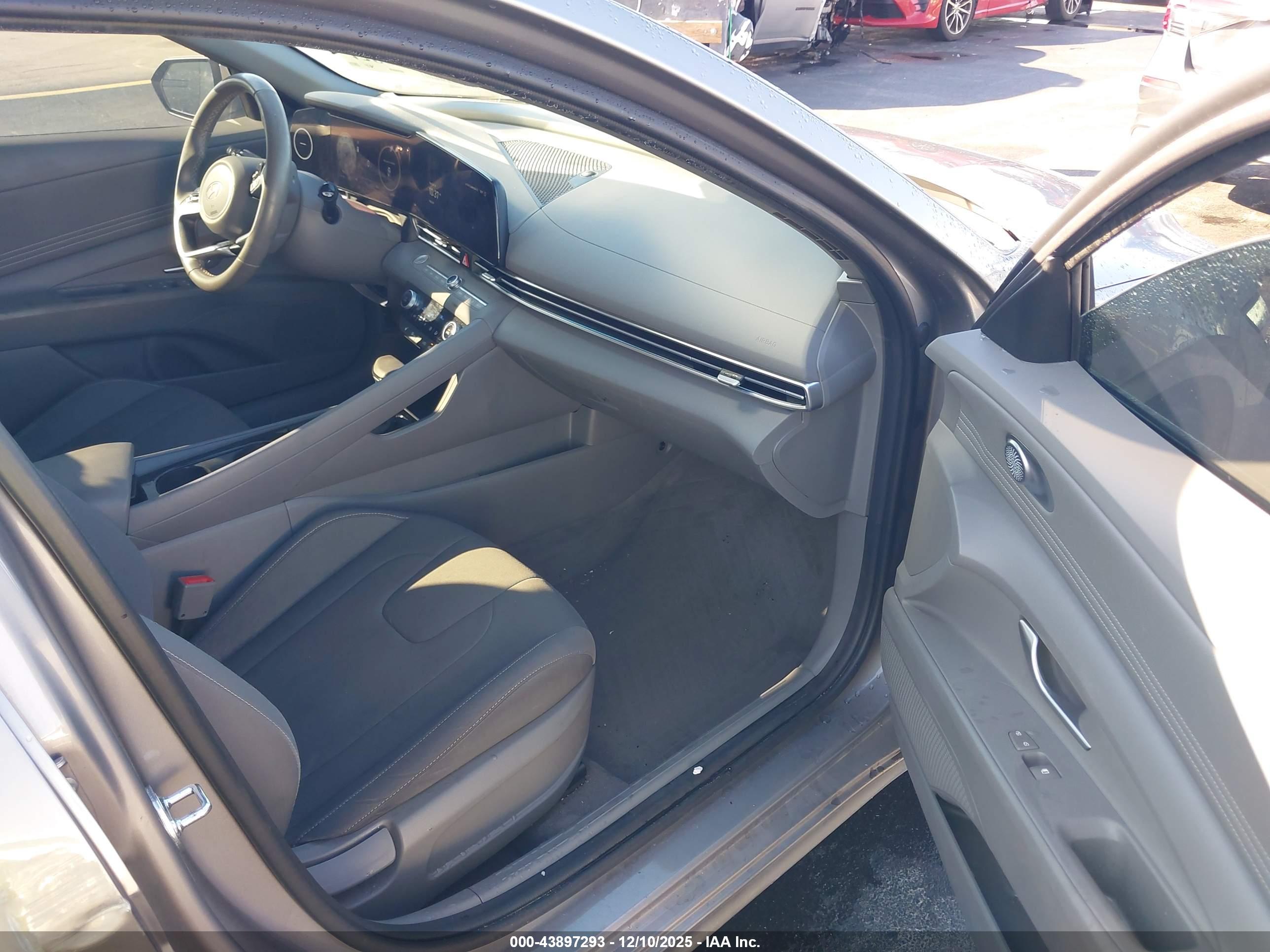 HYUNDAI ELANTRA image 5