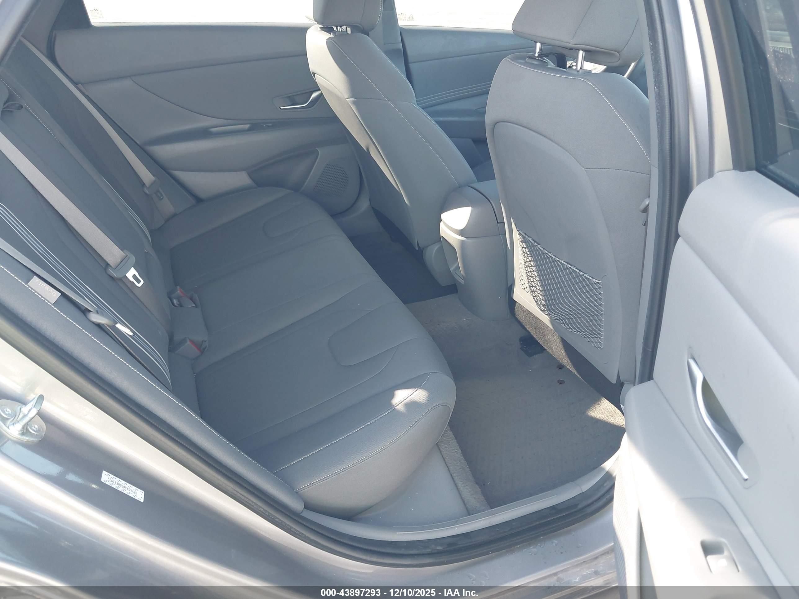 HYUNDAI ELANTRA image 8