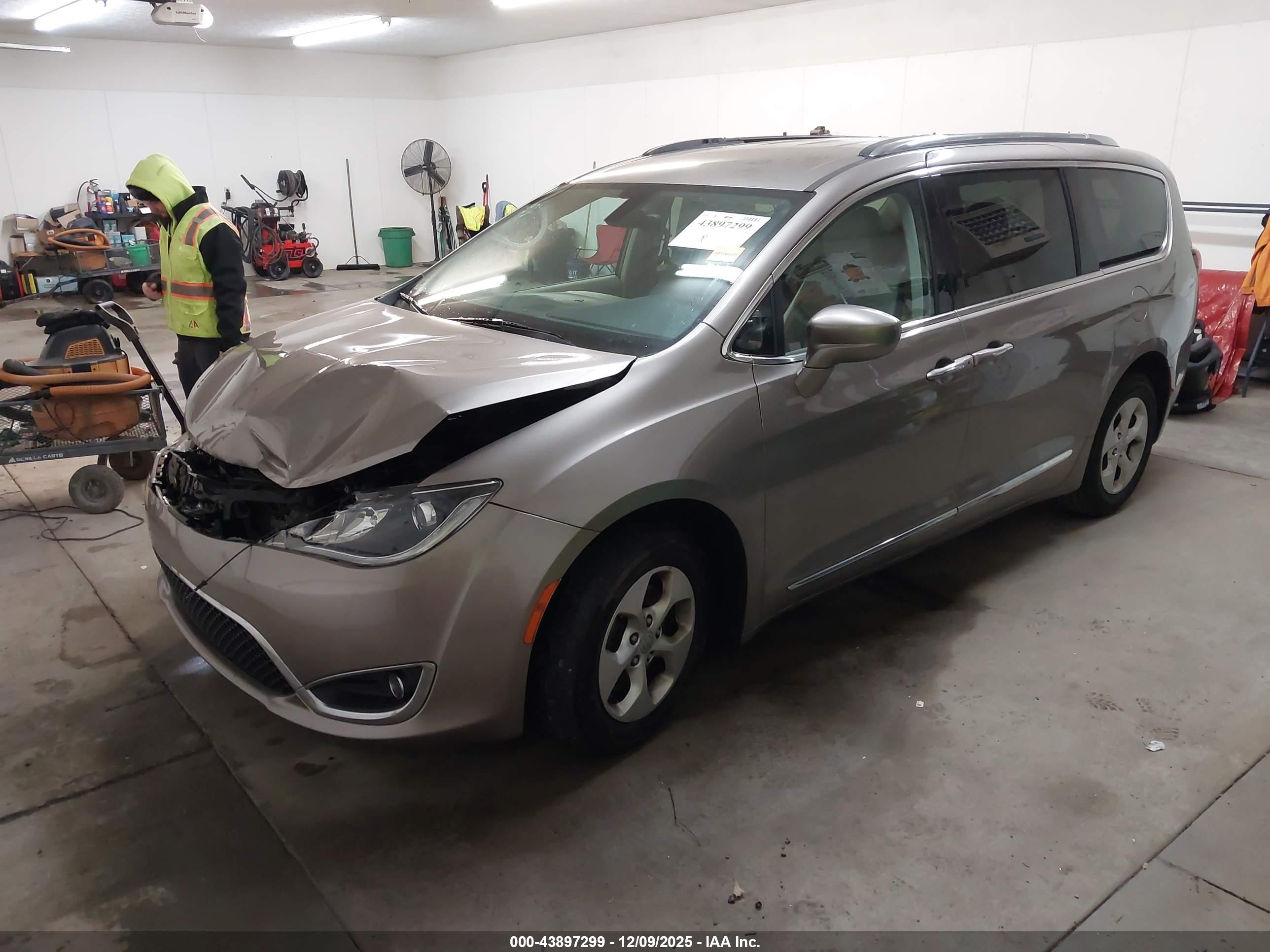 CHRYSLER PACIFICA image 2