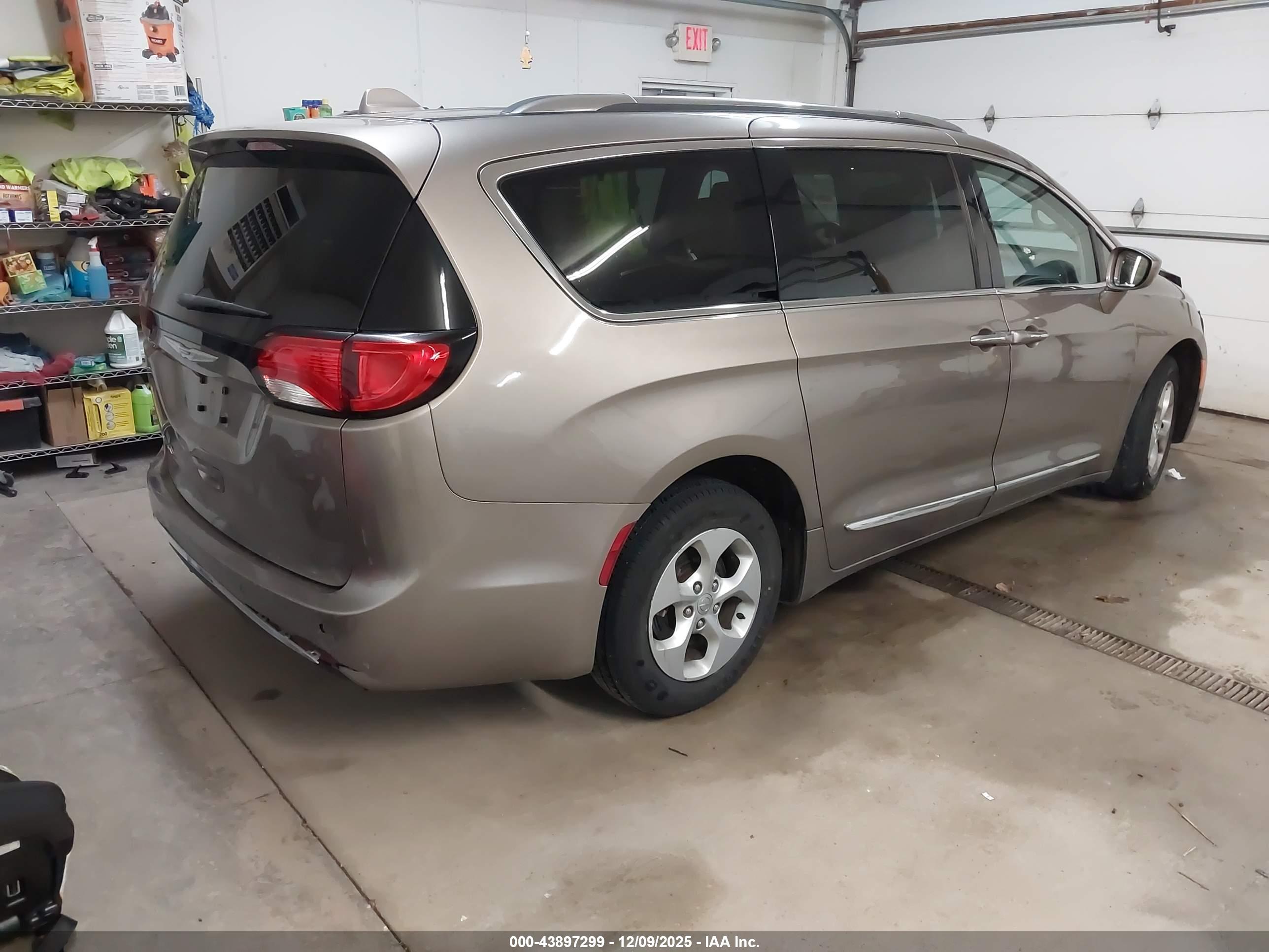 CHRYSLER PACIFICA image 4