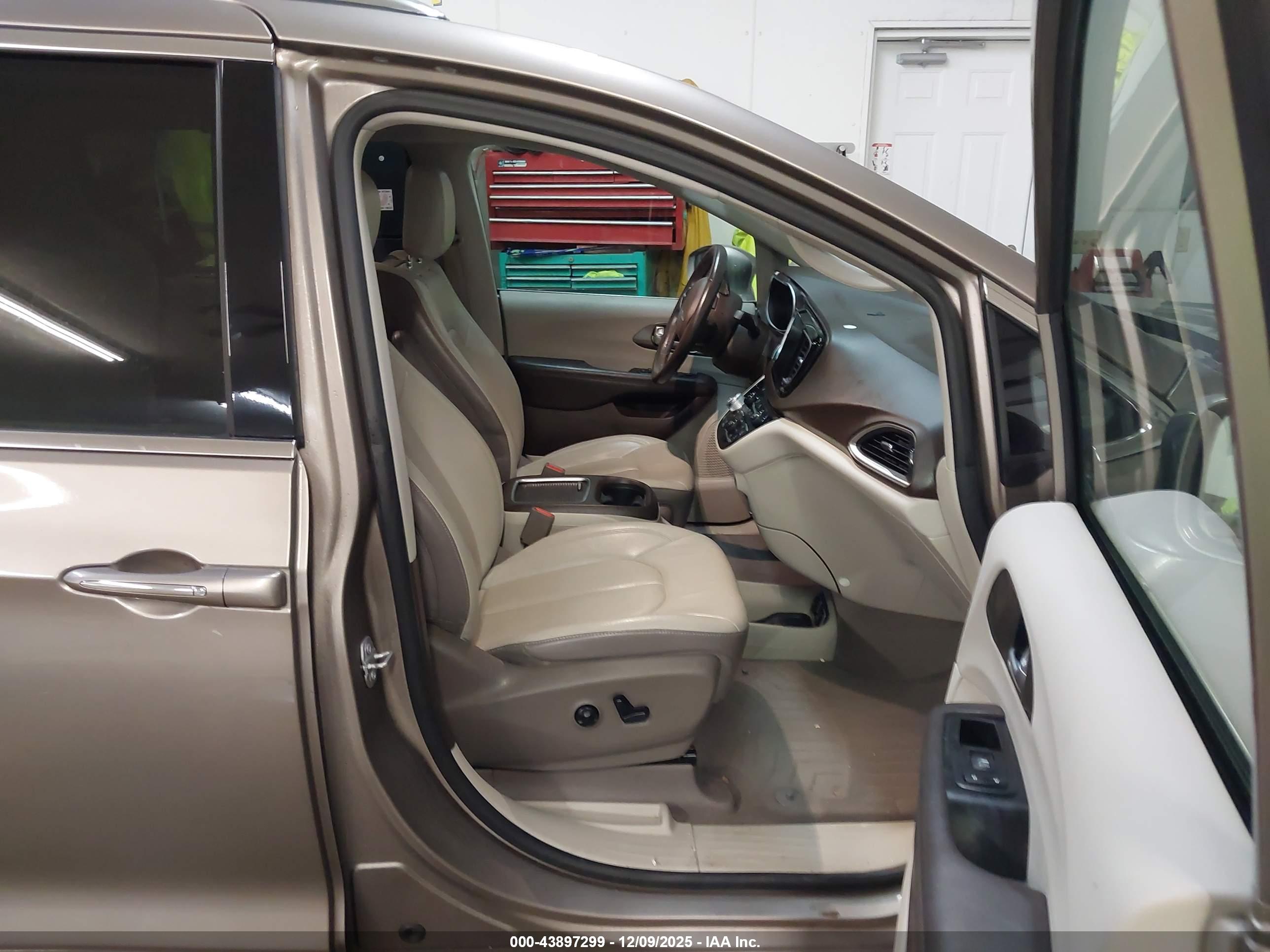 CHRYSLER PACIFICA image 5