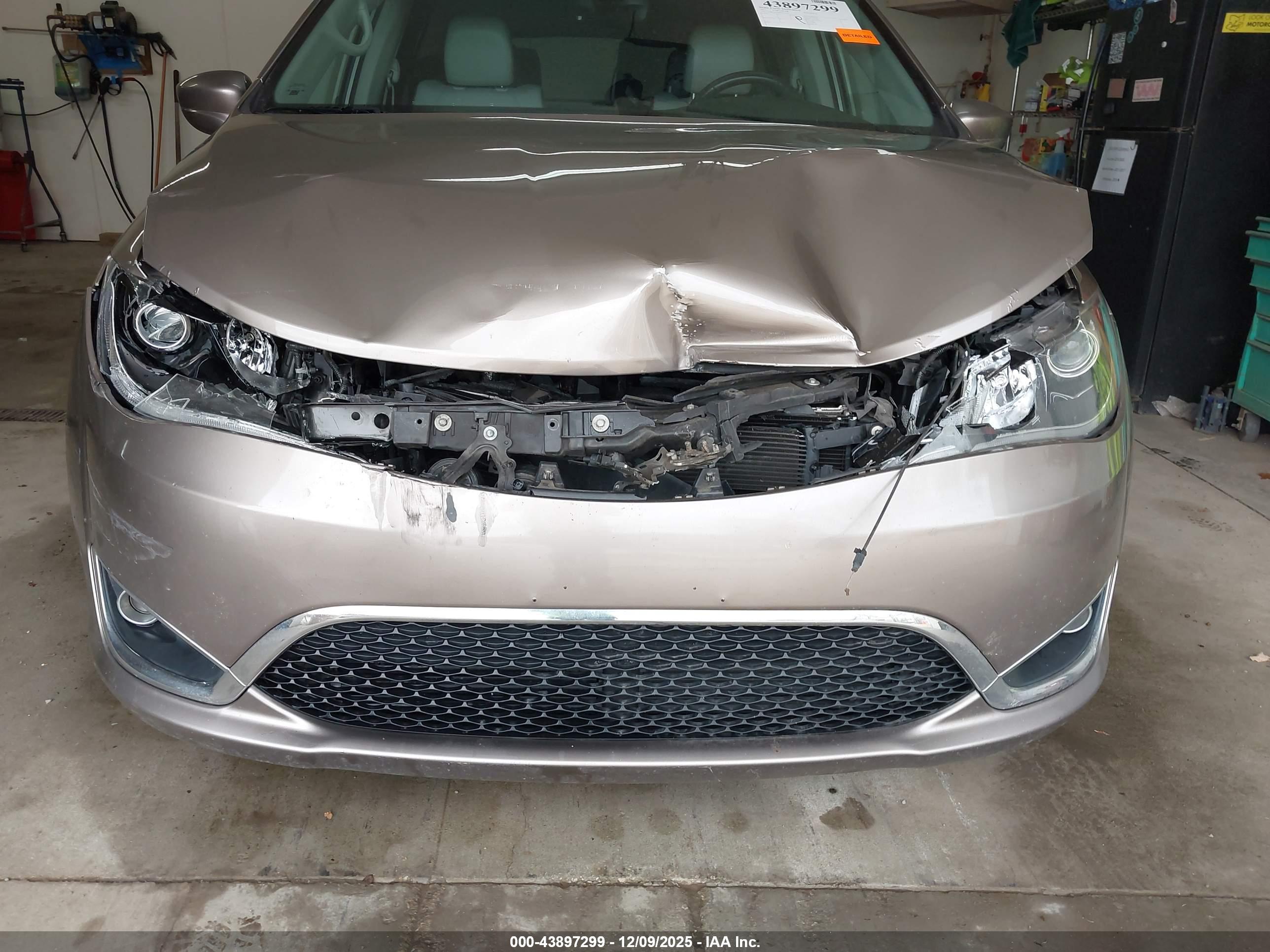 CHRYSLER PACIFICA image 6