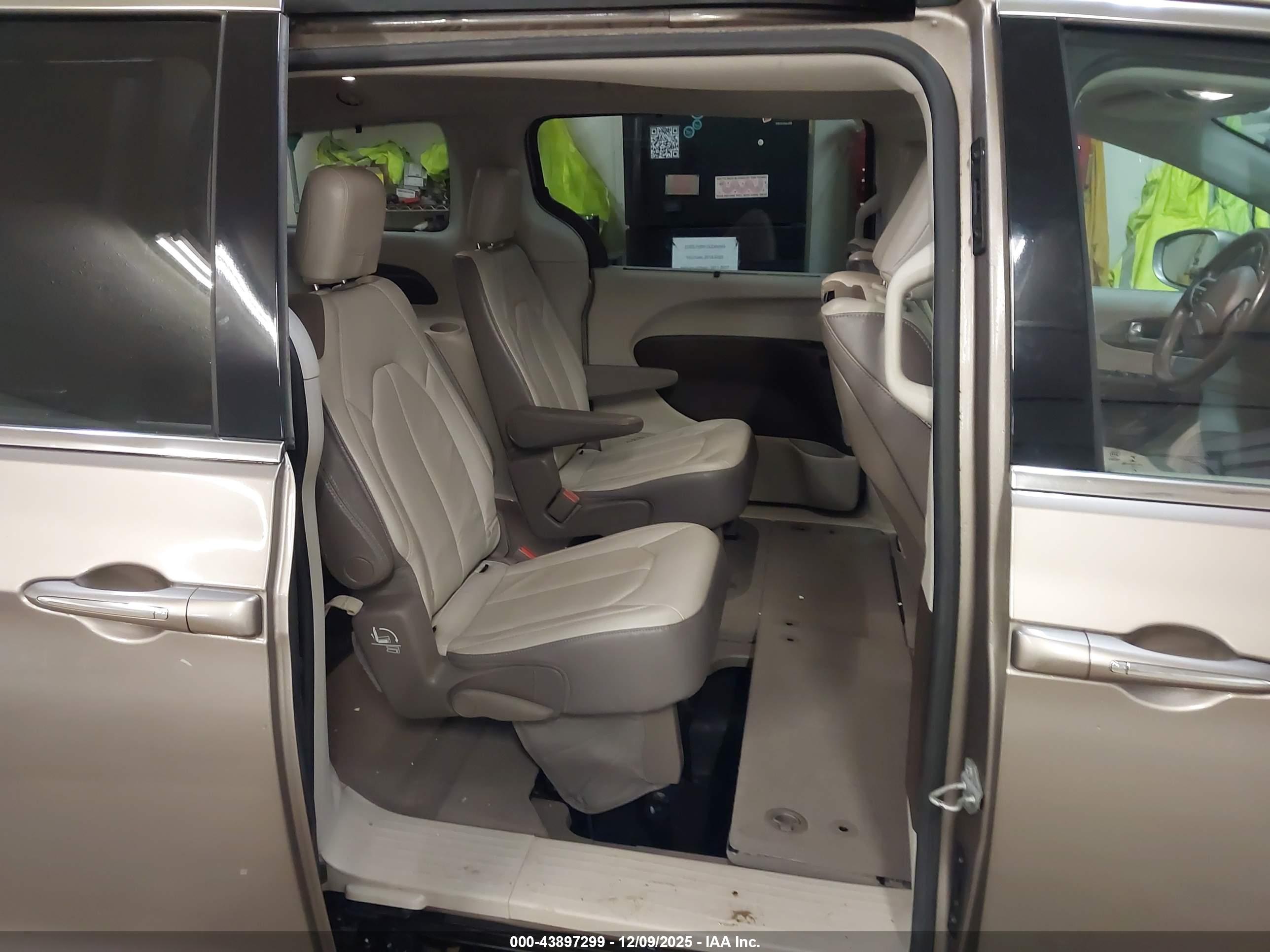 CHRYSLER PACIFICA image 8