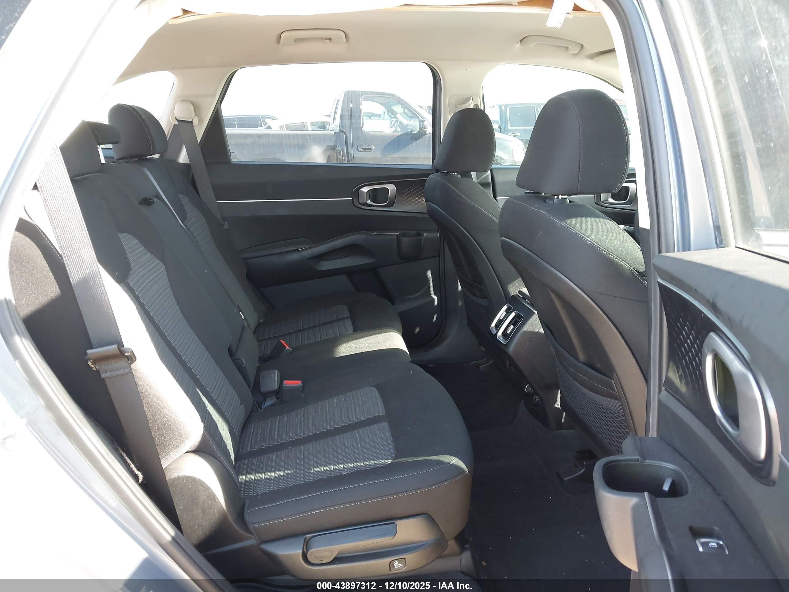 KIA SORENTO image 8