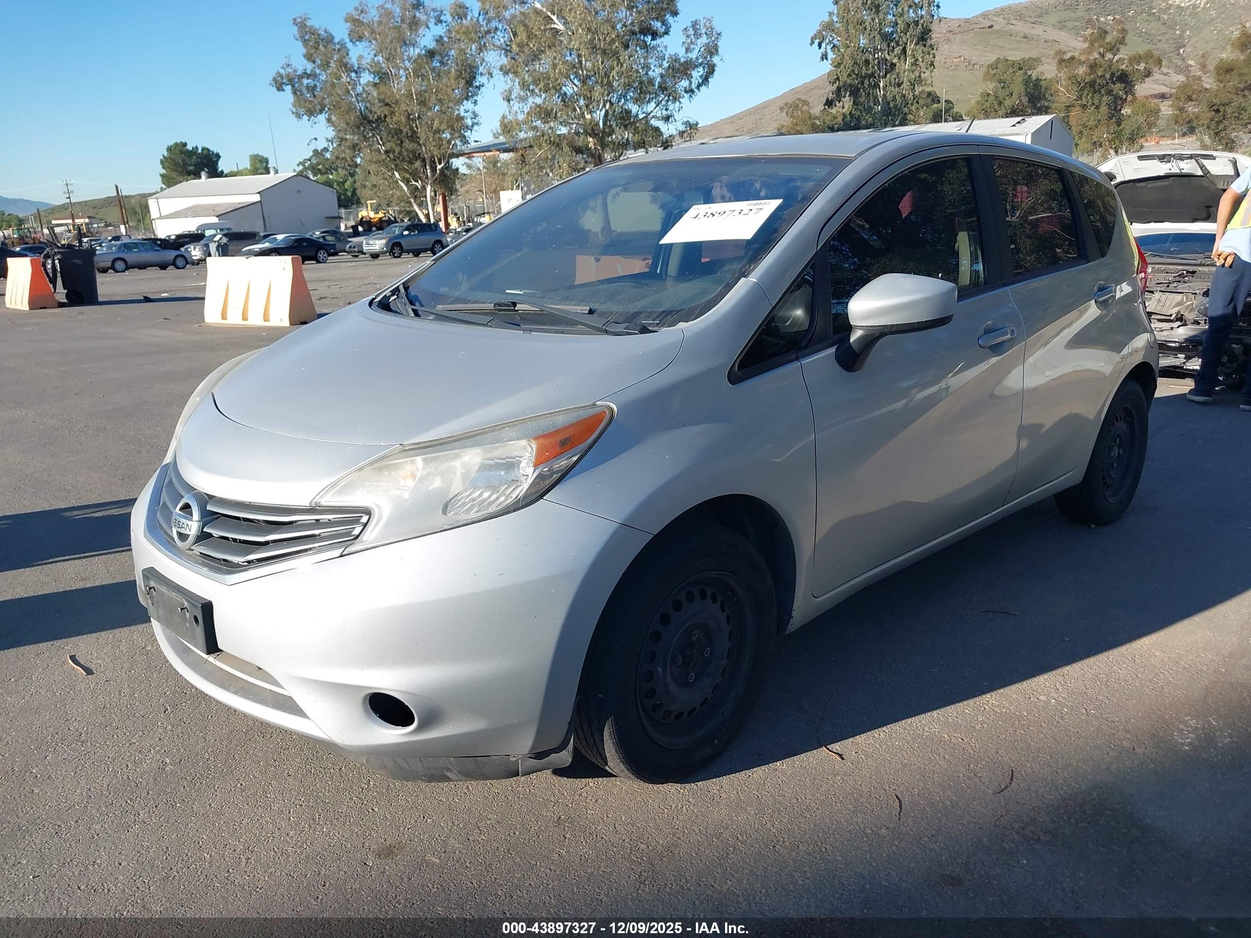 NISSAN VERSA image 2