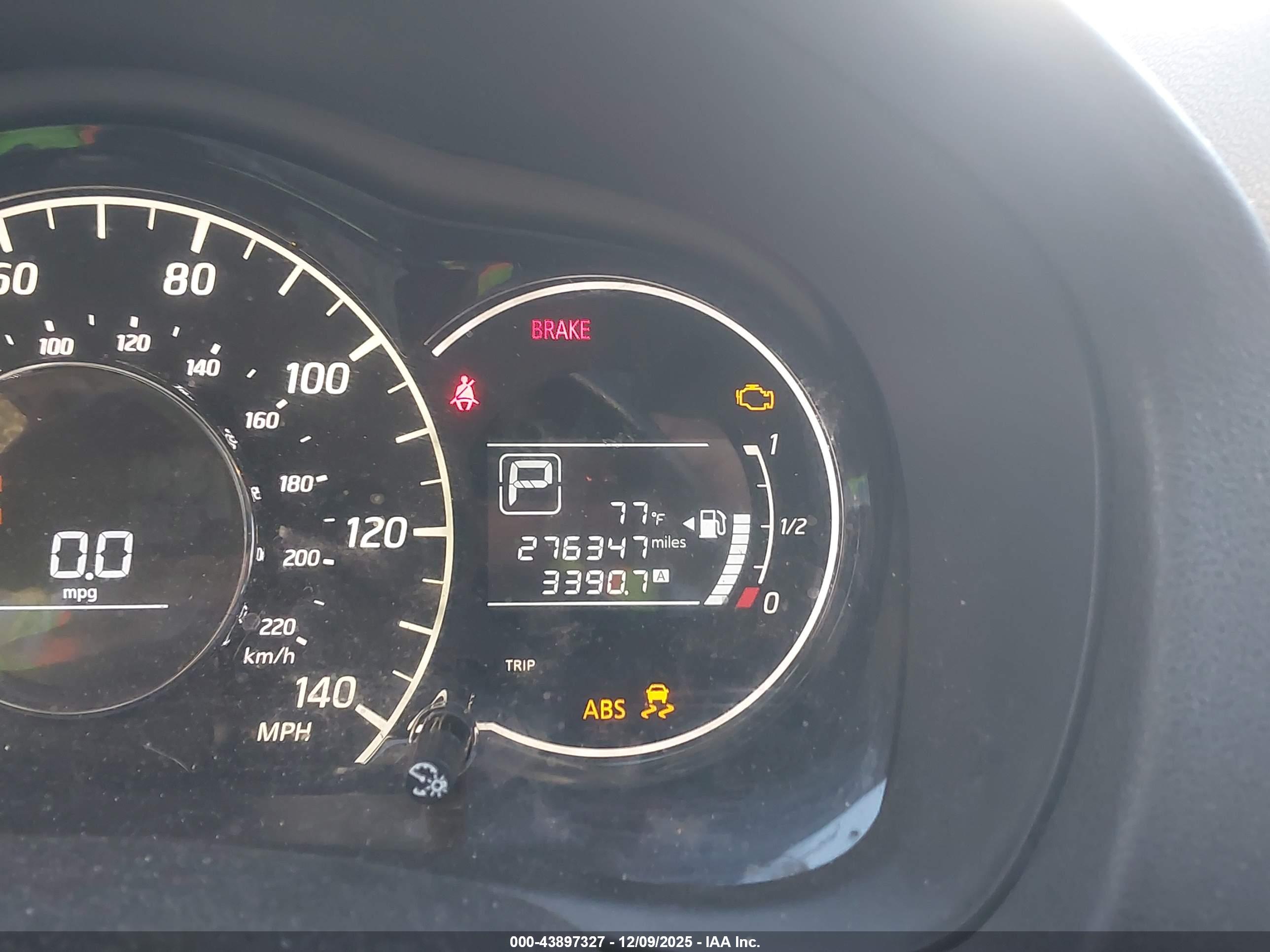 NISSAN VERSA image 6