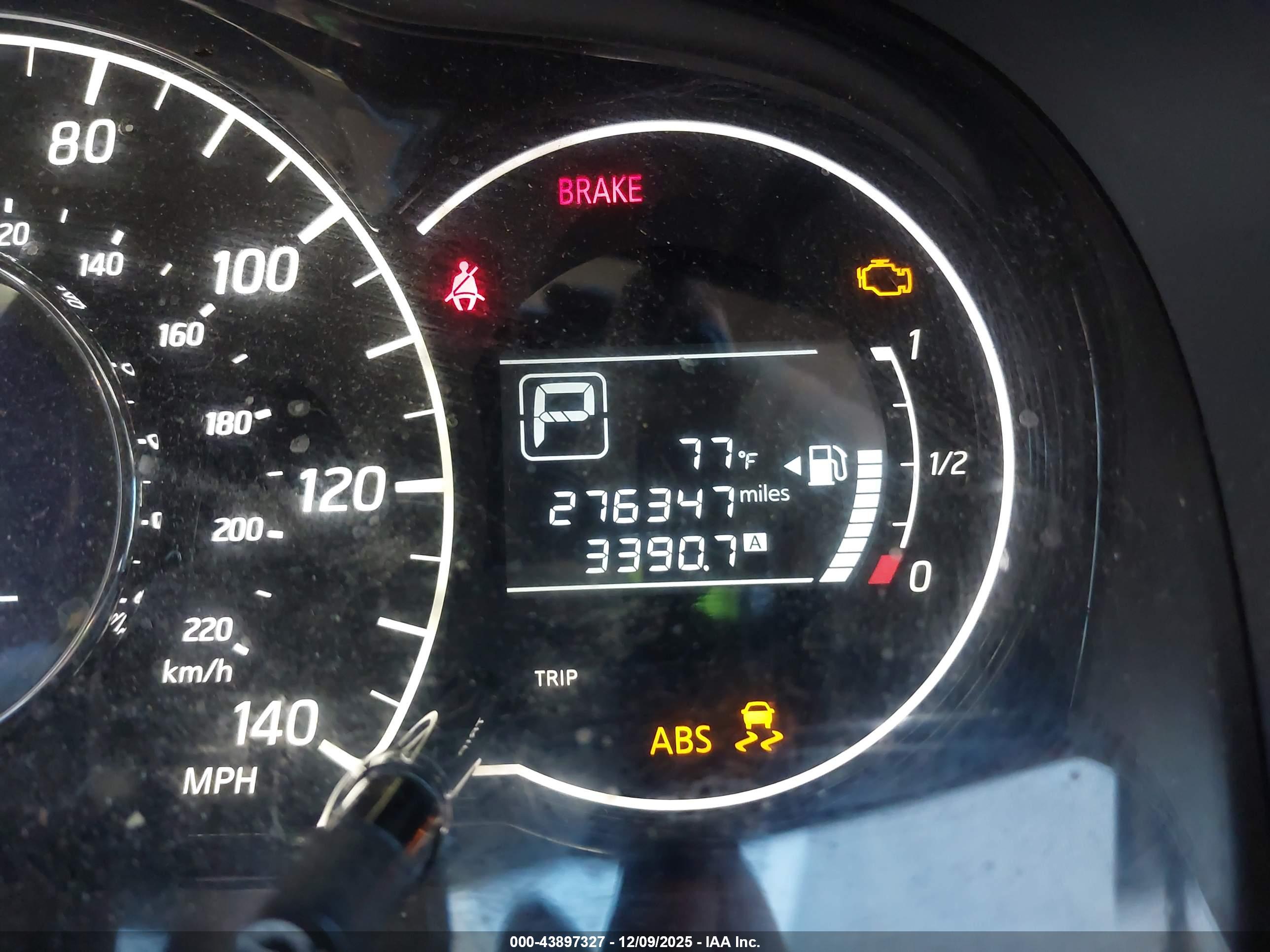 NISSAN VERSA image 7