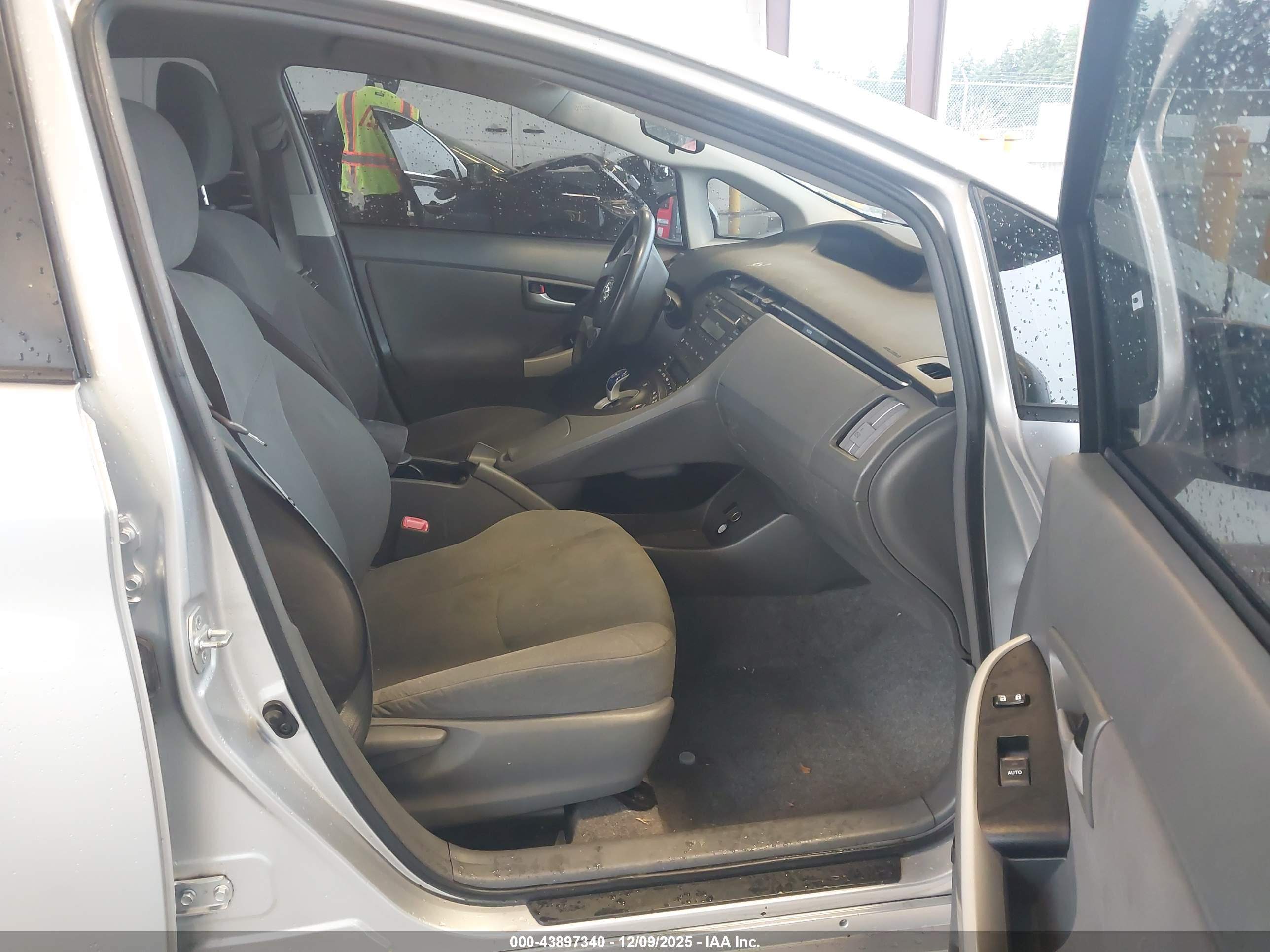 TOYOTA PRIUS image 5