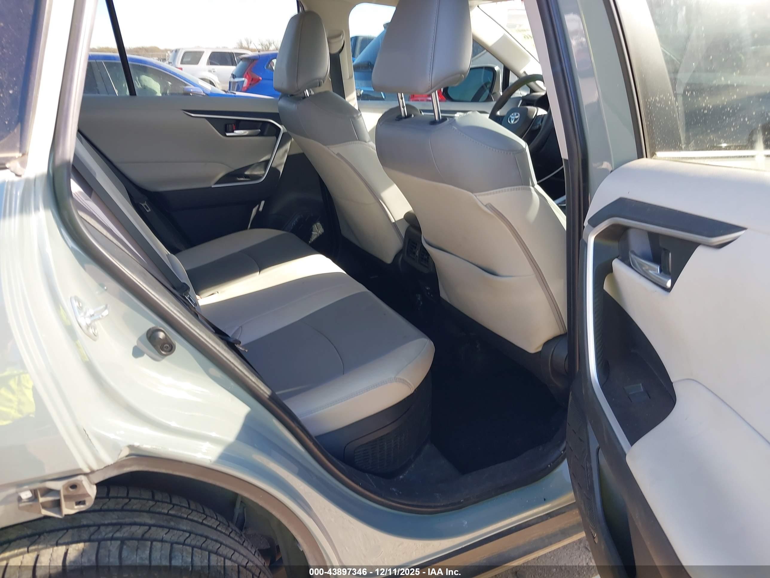 TOYOTA RAV4 image 8