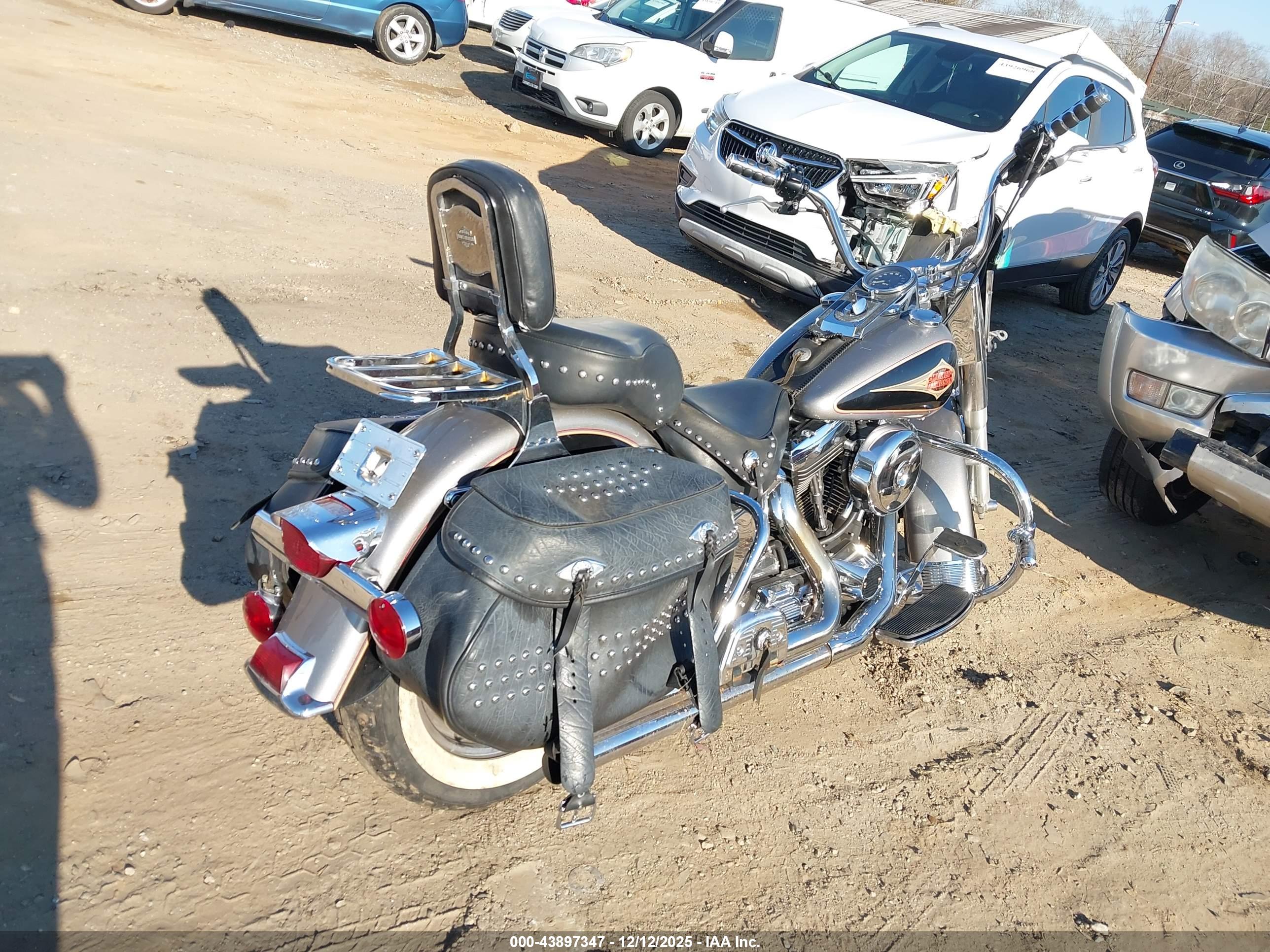 HARLEY-DAVIDSON FLSTC image 4