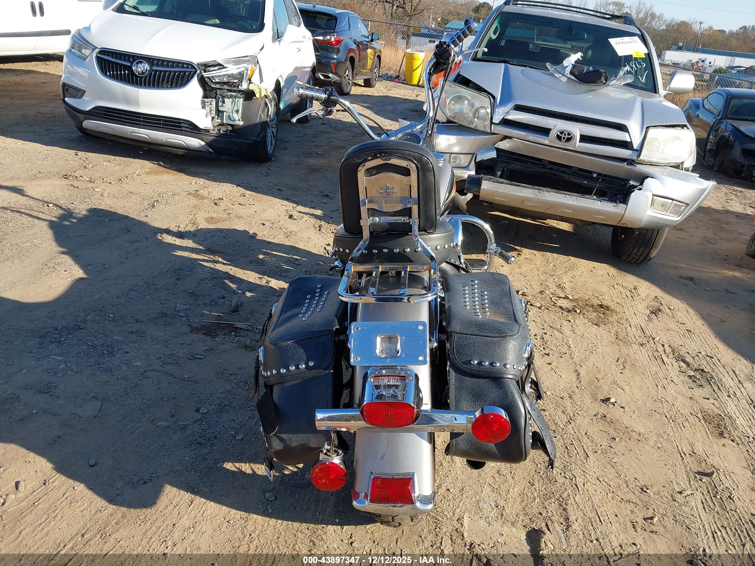 HARLEY-DAVIDSON FLSTC image 6