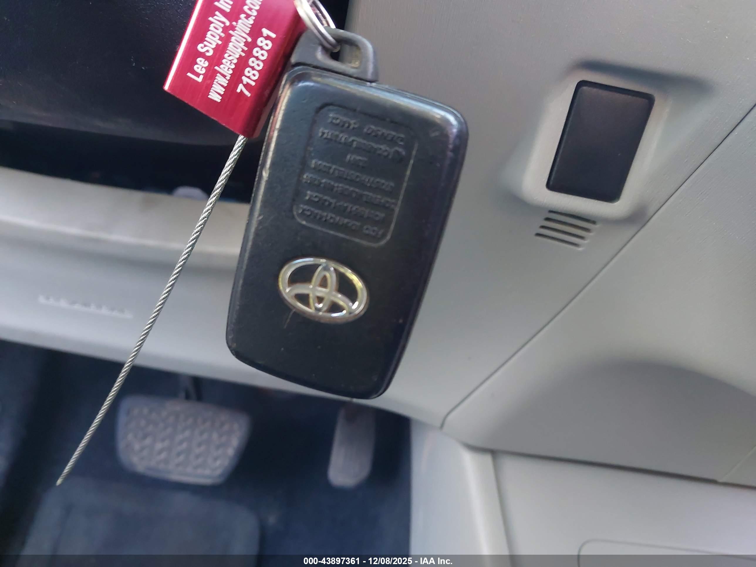 TOYOTA PRIUS image 11