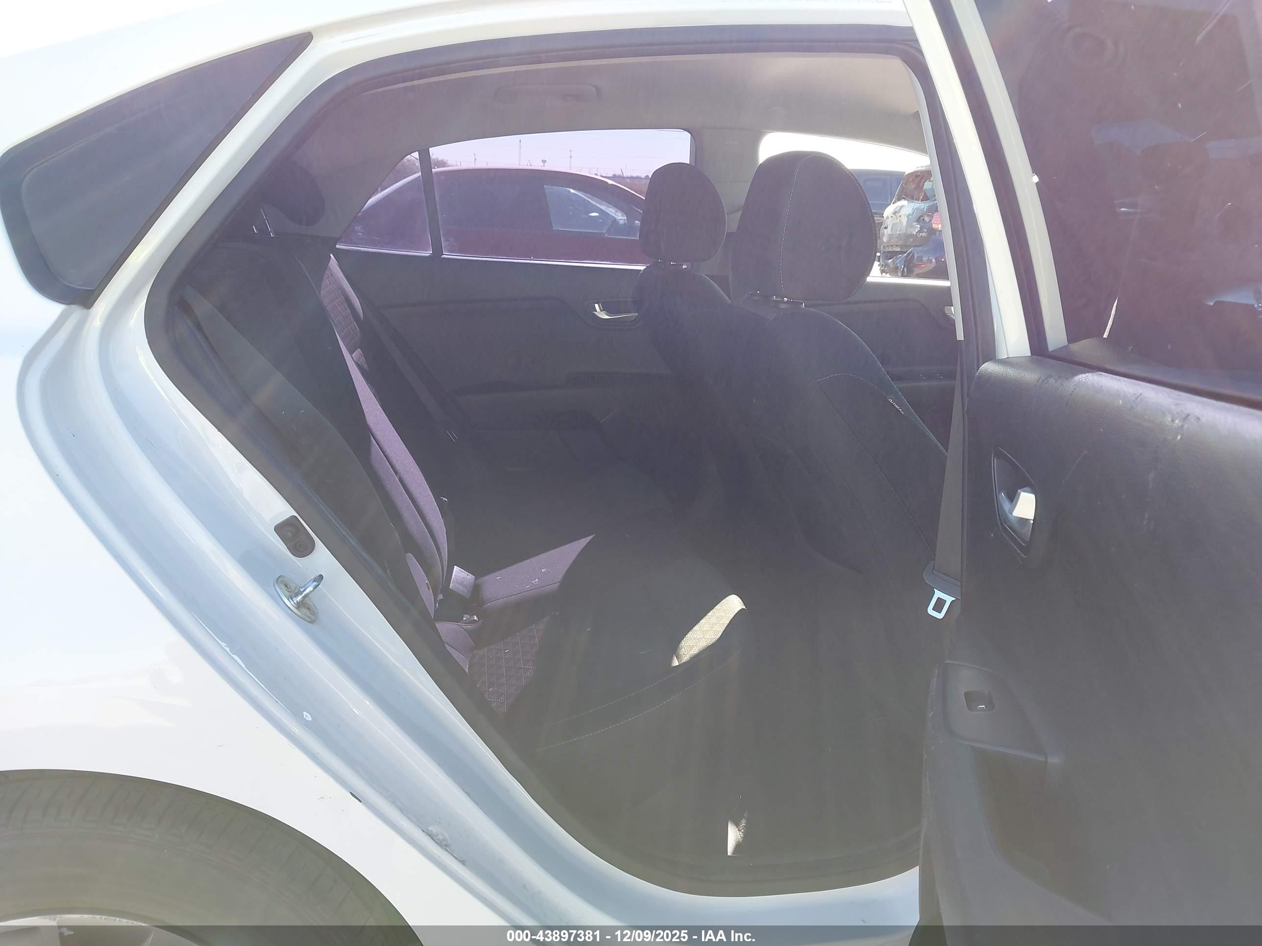 KIA RIO image 8