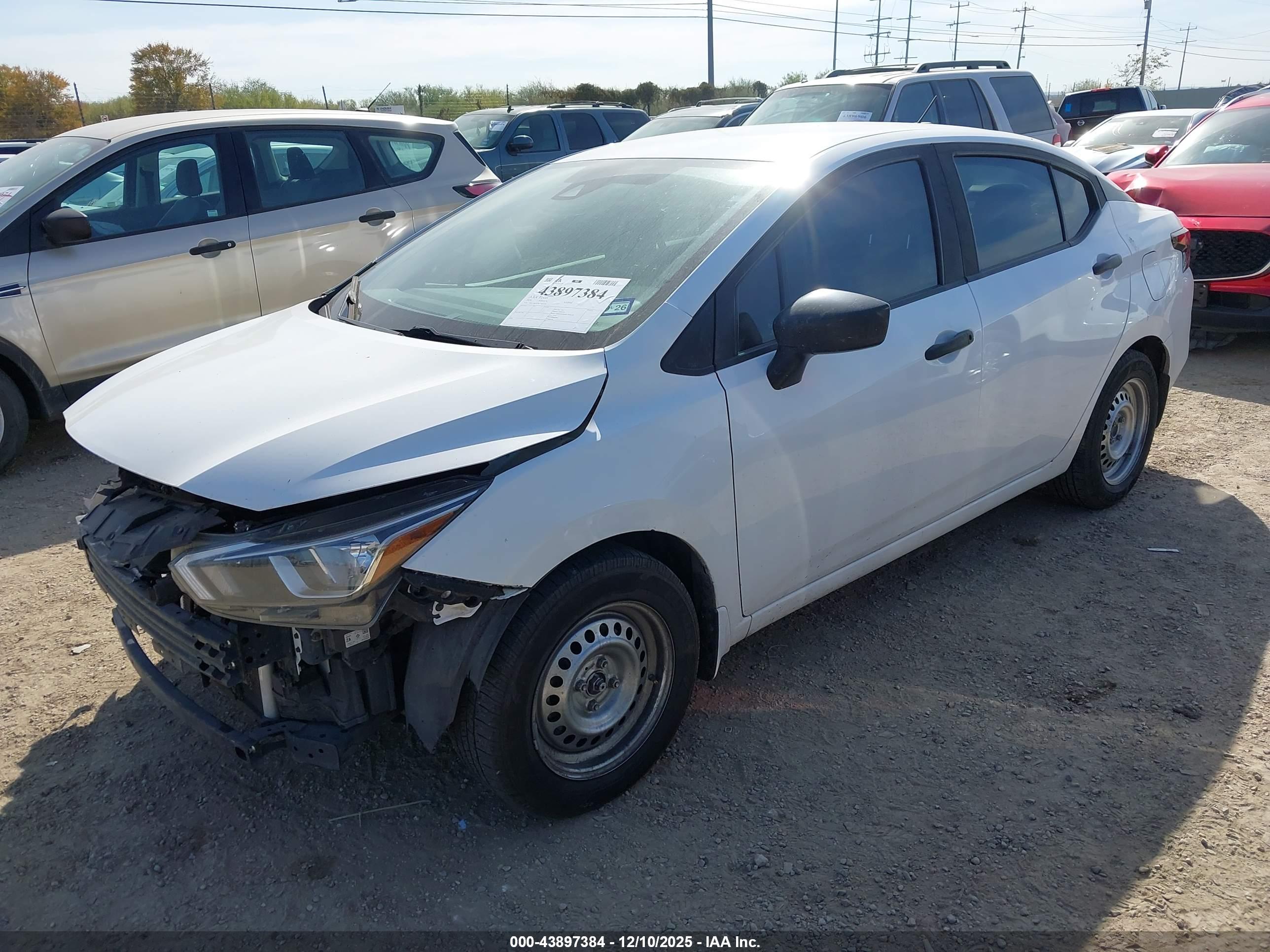 NISSAN VERSA image 2