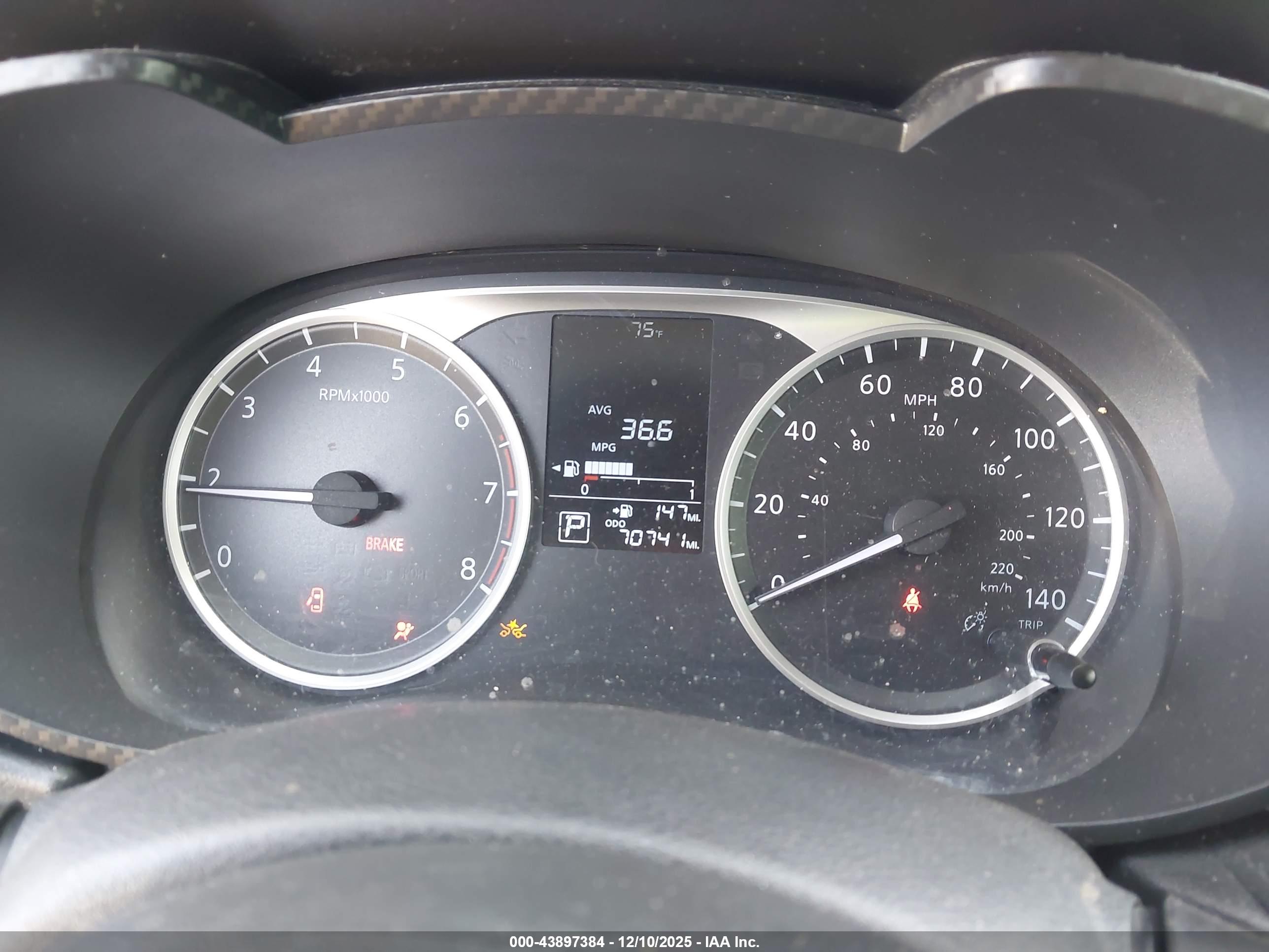 NISSAN VERSA image 7