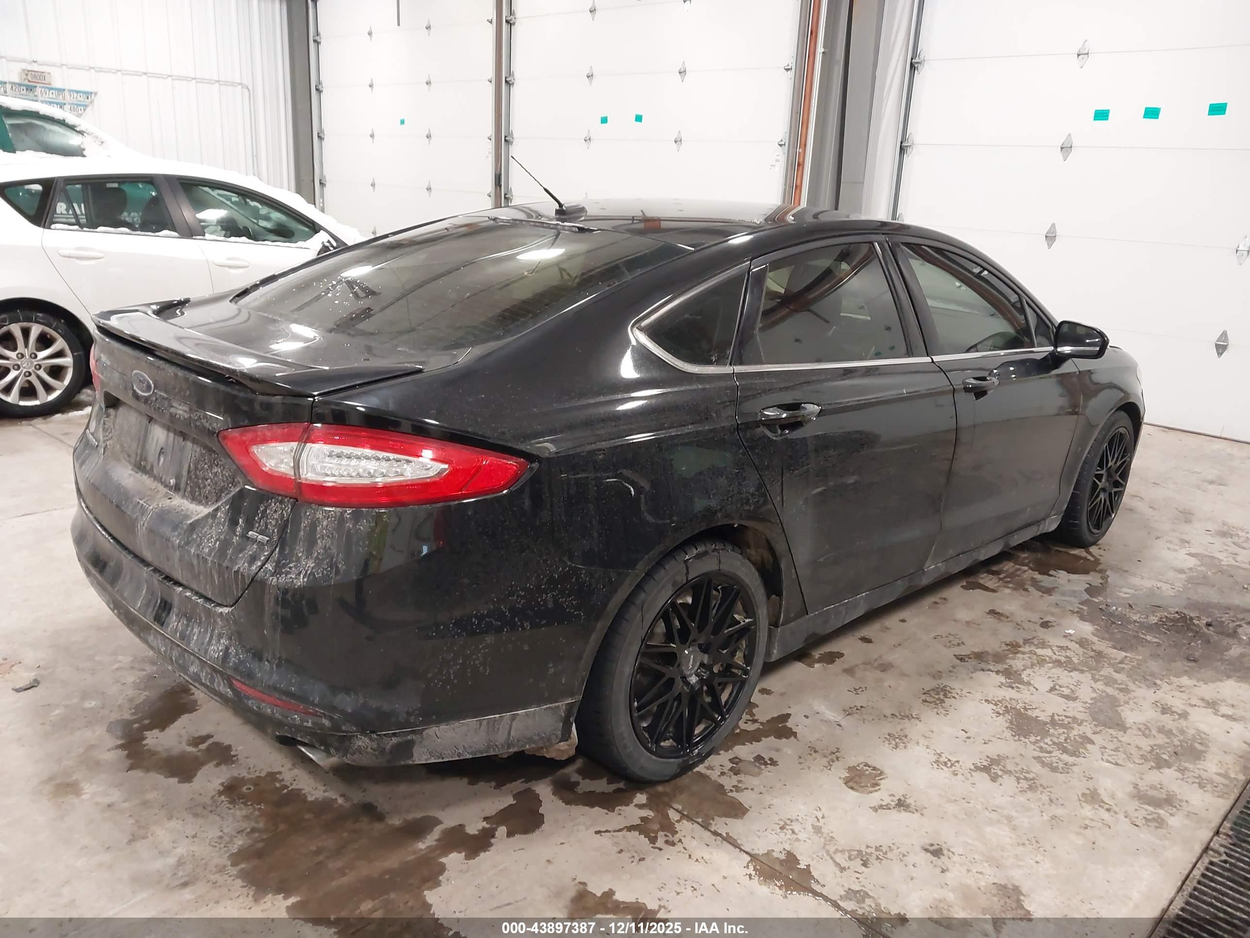 FORD FUSION image 4