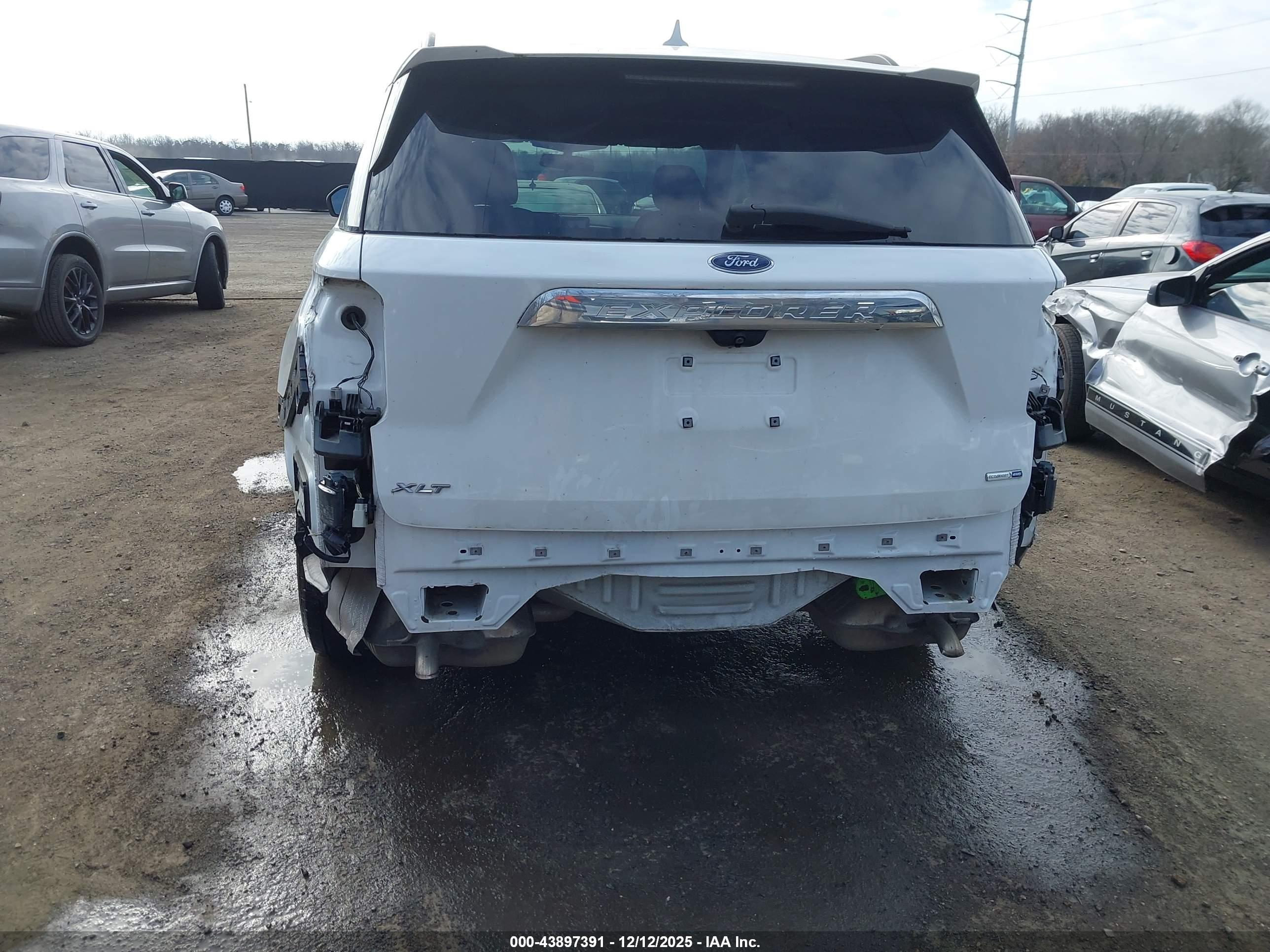 FORD EXPLORER image 6