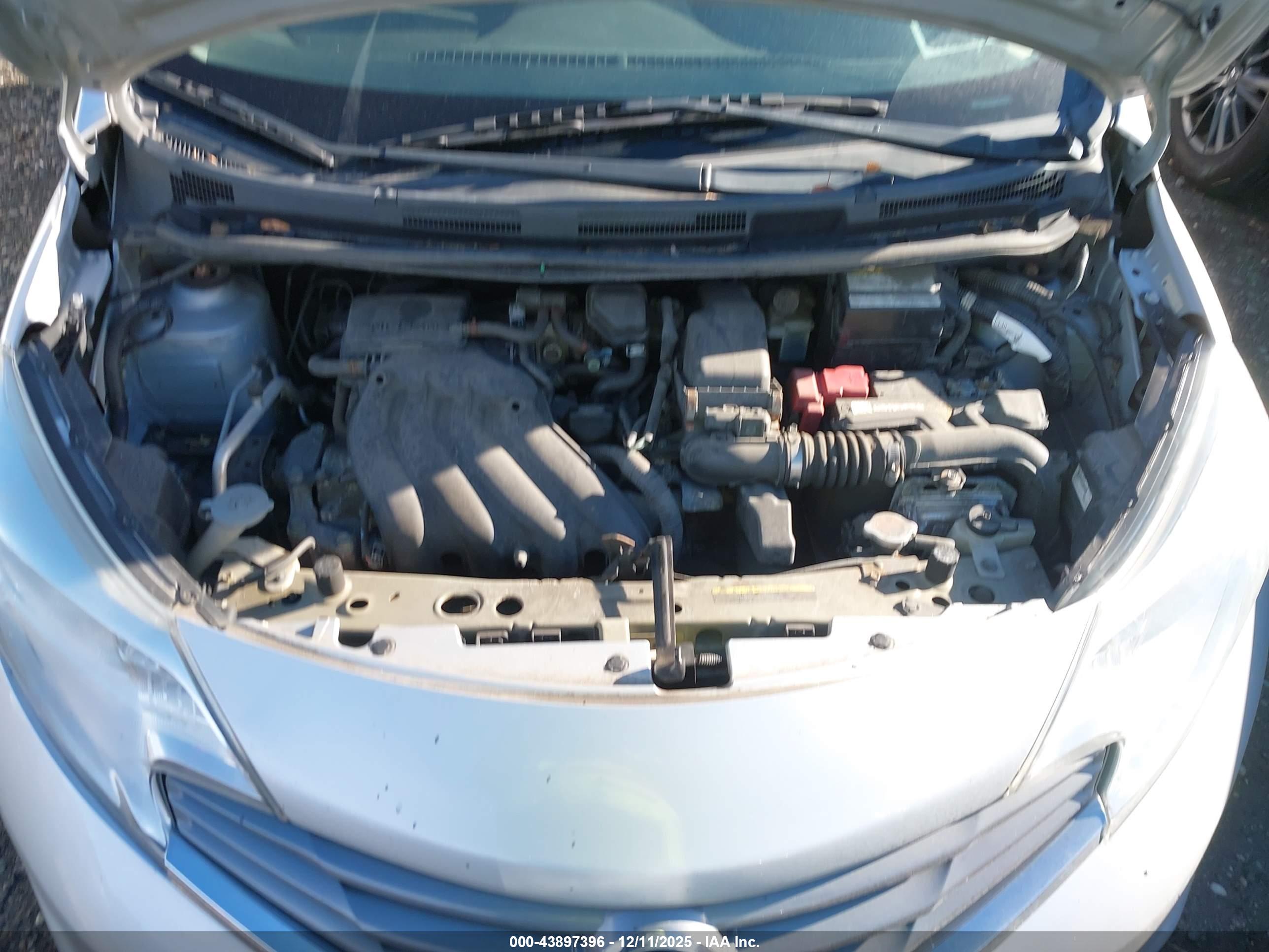 NISSAN VERSA image 10