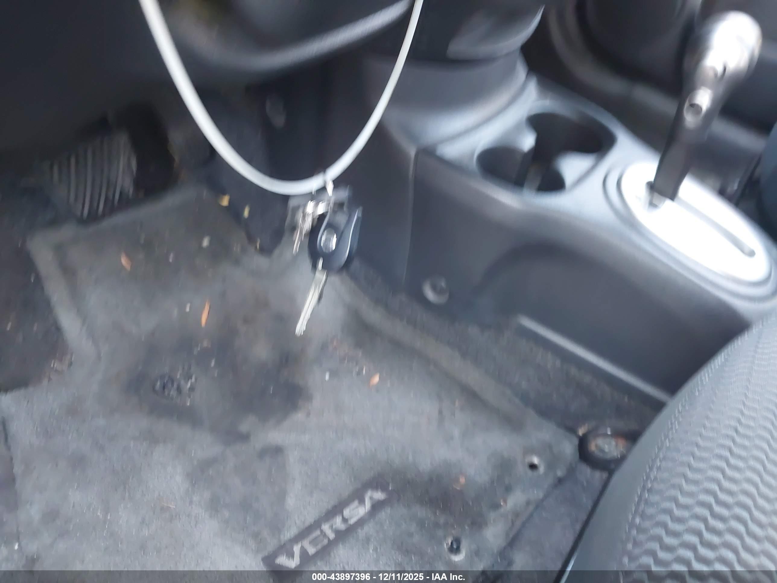 NISSAN VERSA image 11