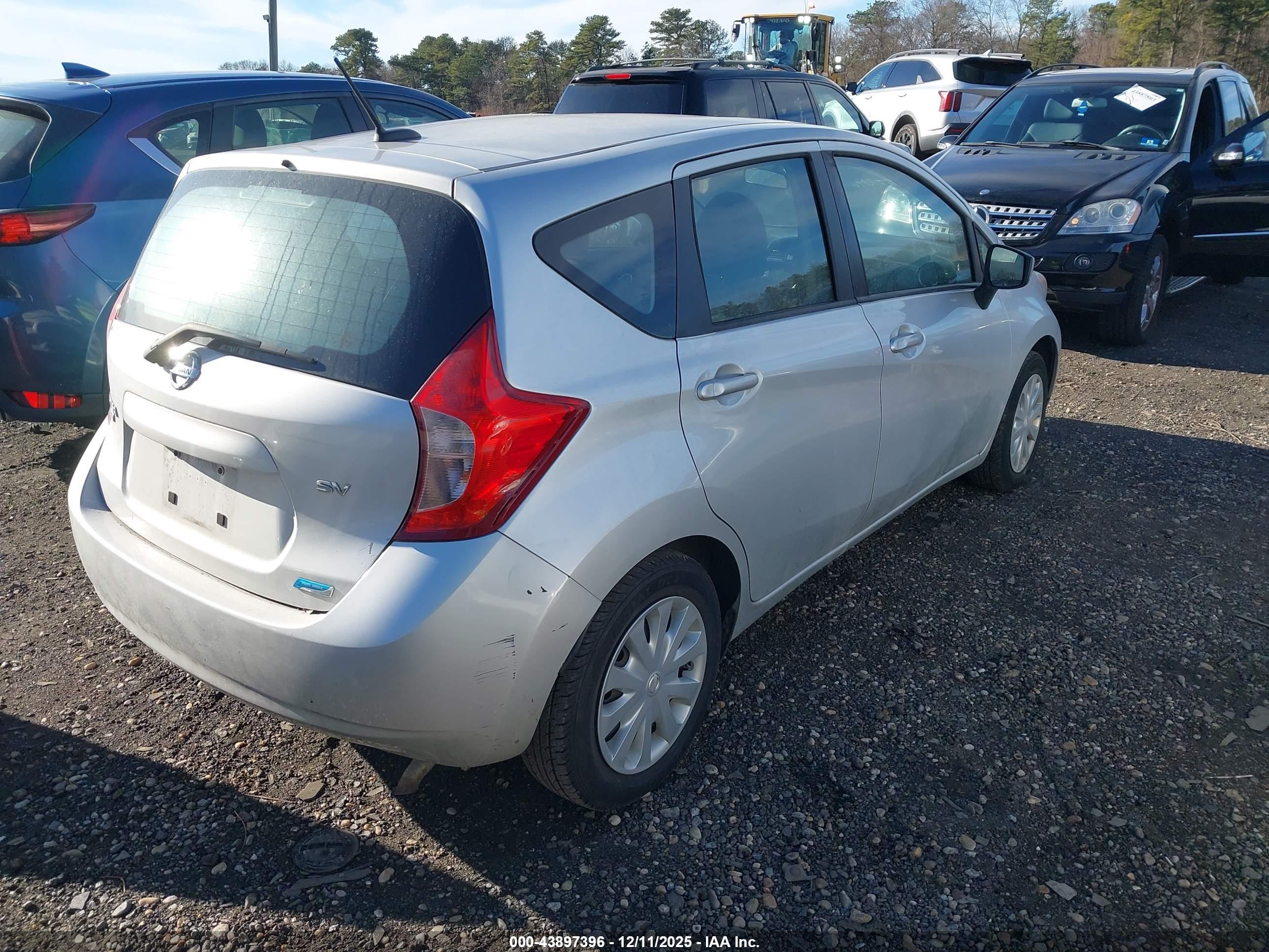 NISSAN VERSA image 6