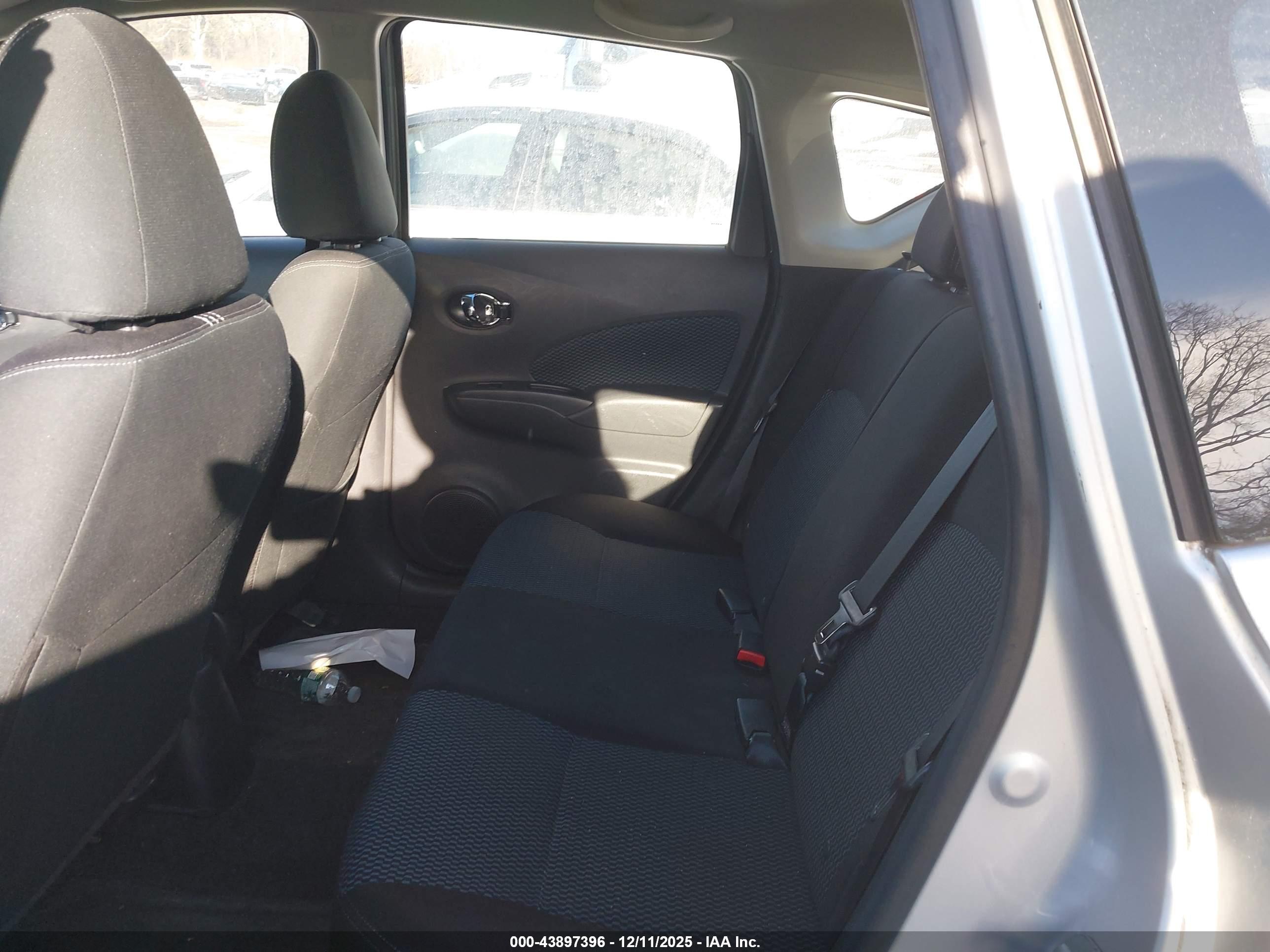 NISSAN VERSA image 8