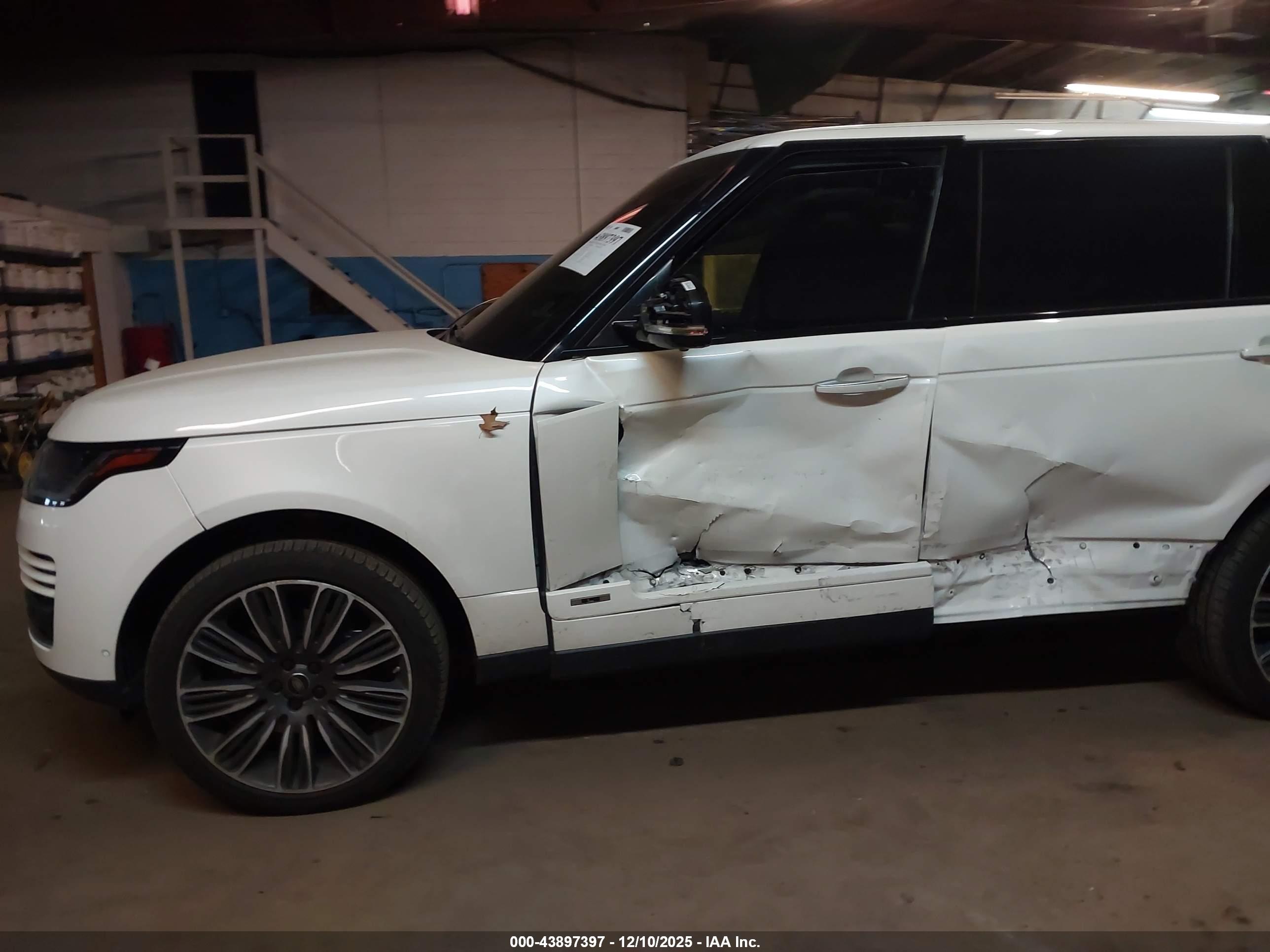 LAND ROVER image 6