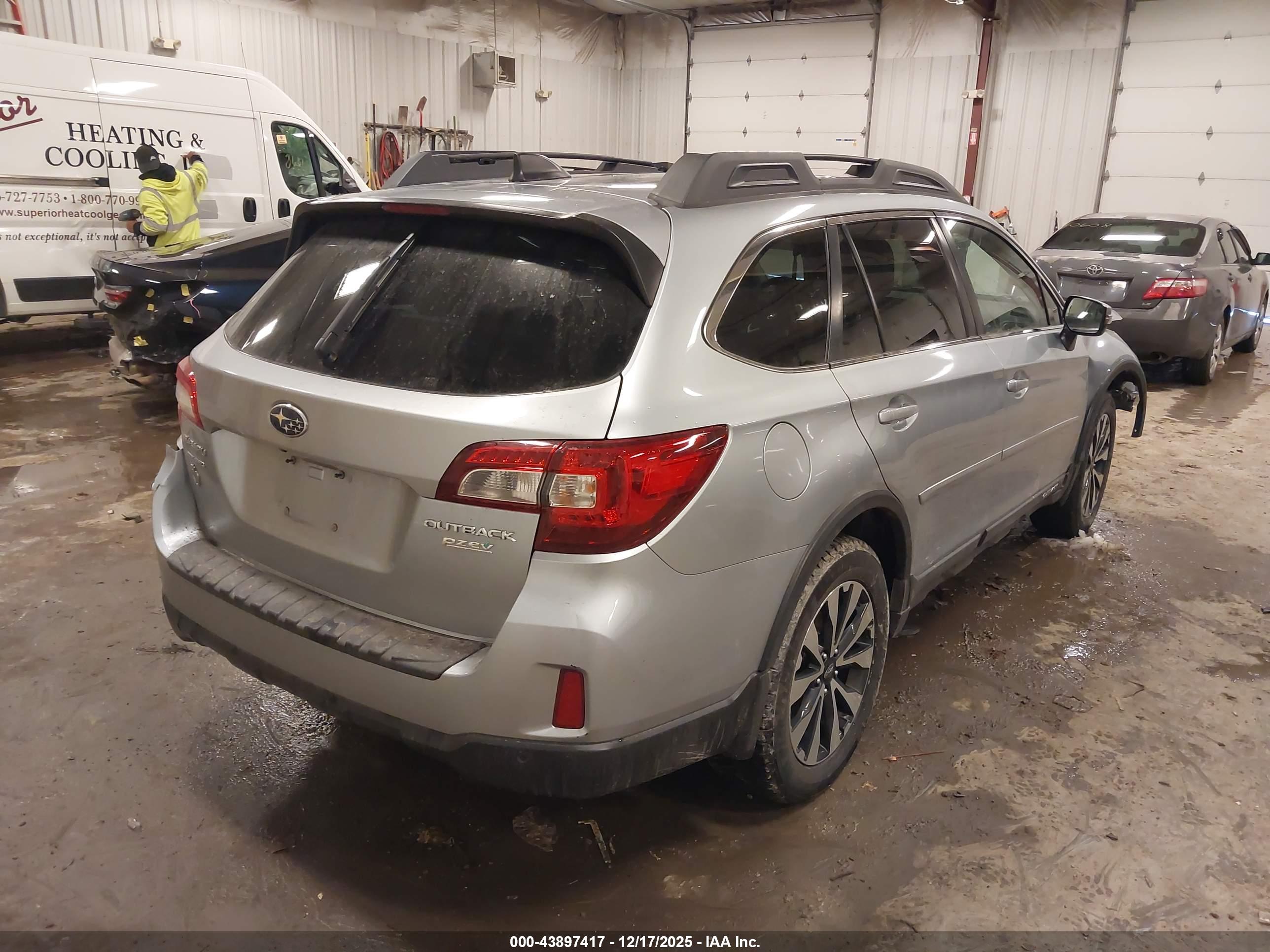 SUBARU OUTBACK image 4