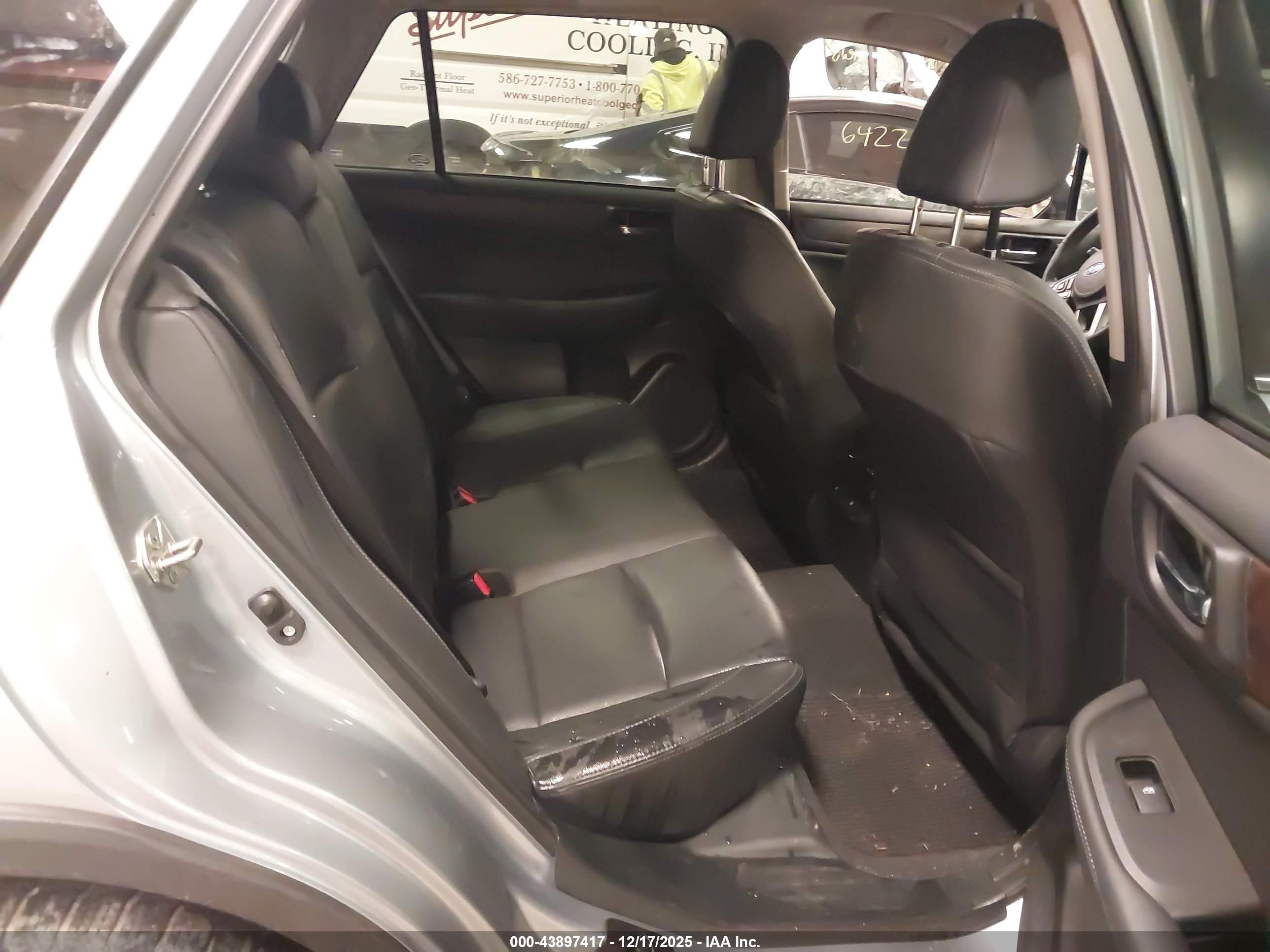 SUBARU OUTBACK image 8