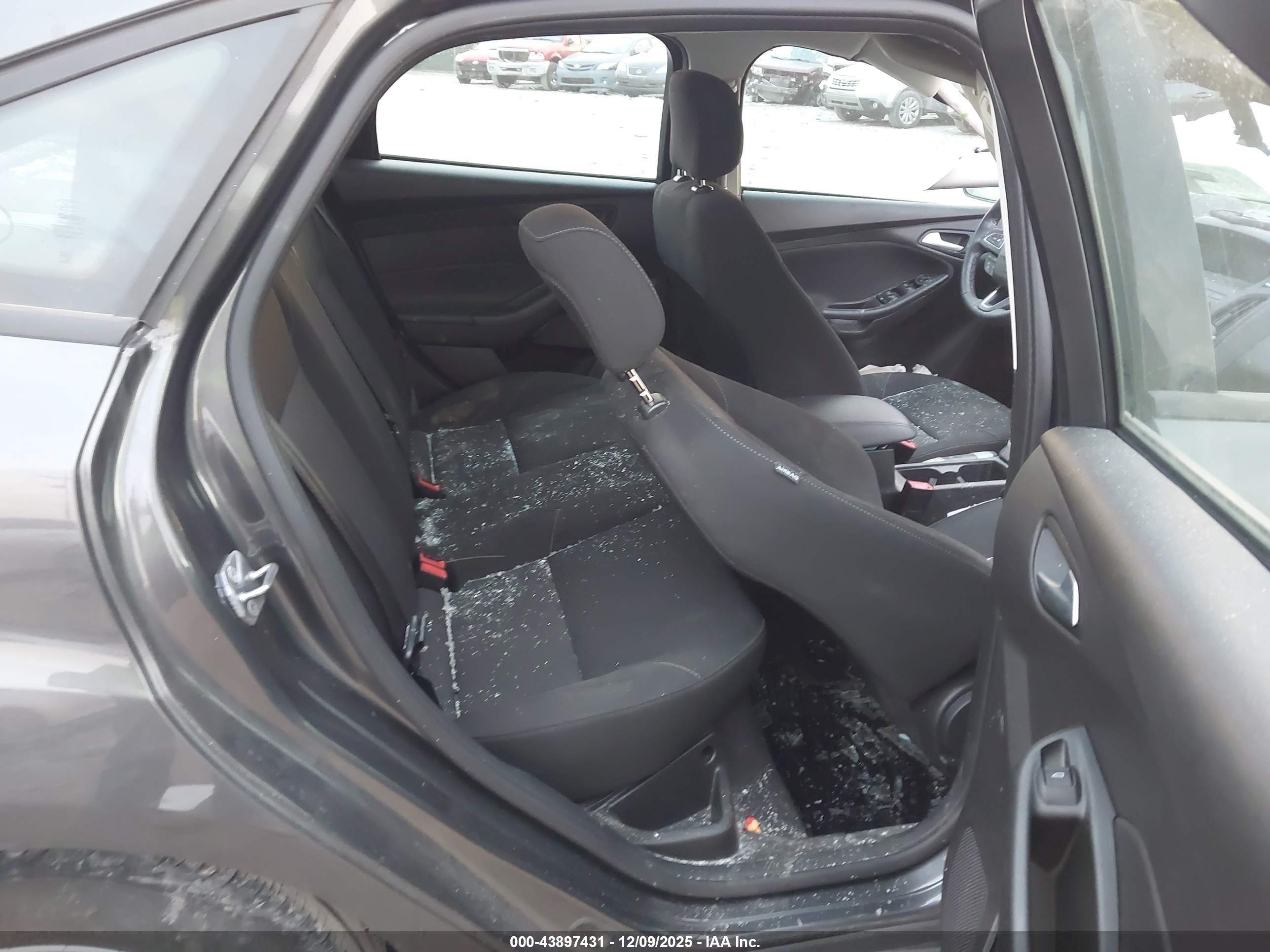 FORD FOCUS image 8