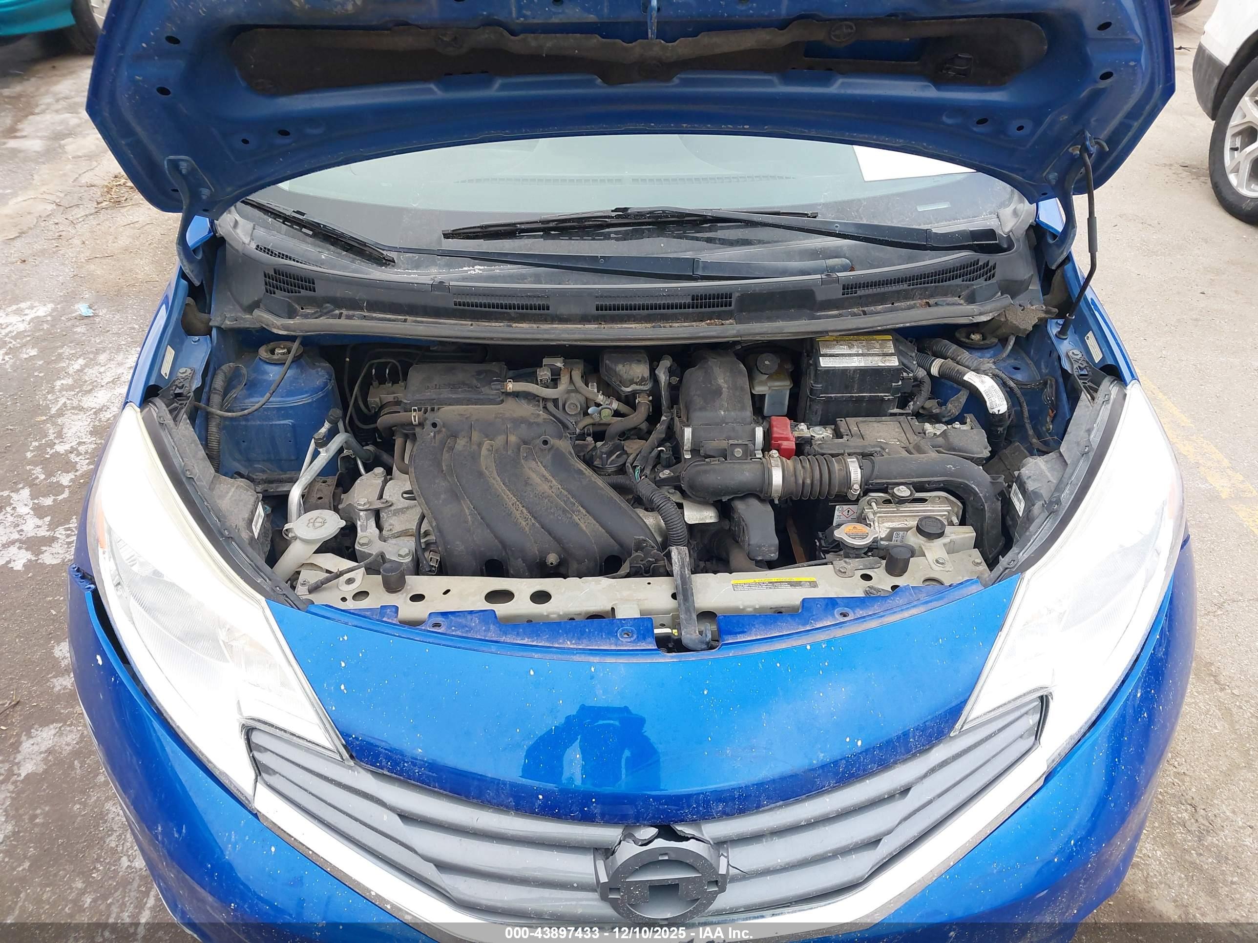 NISSAN VERSA image 10