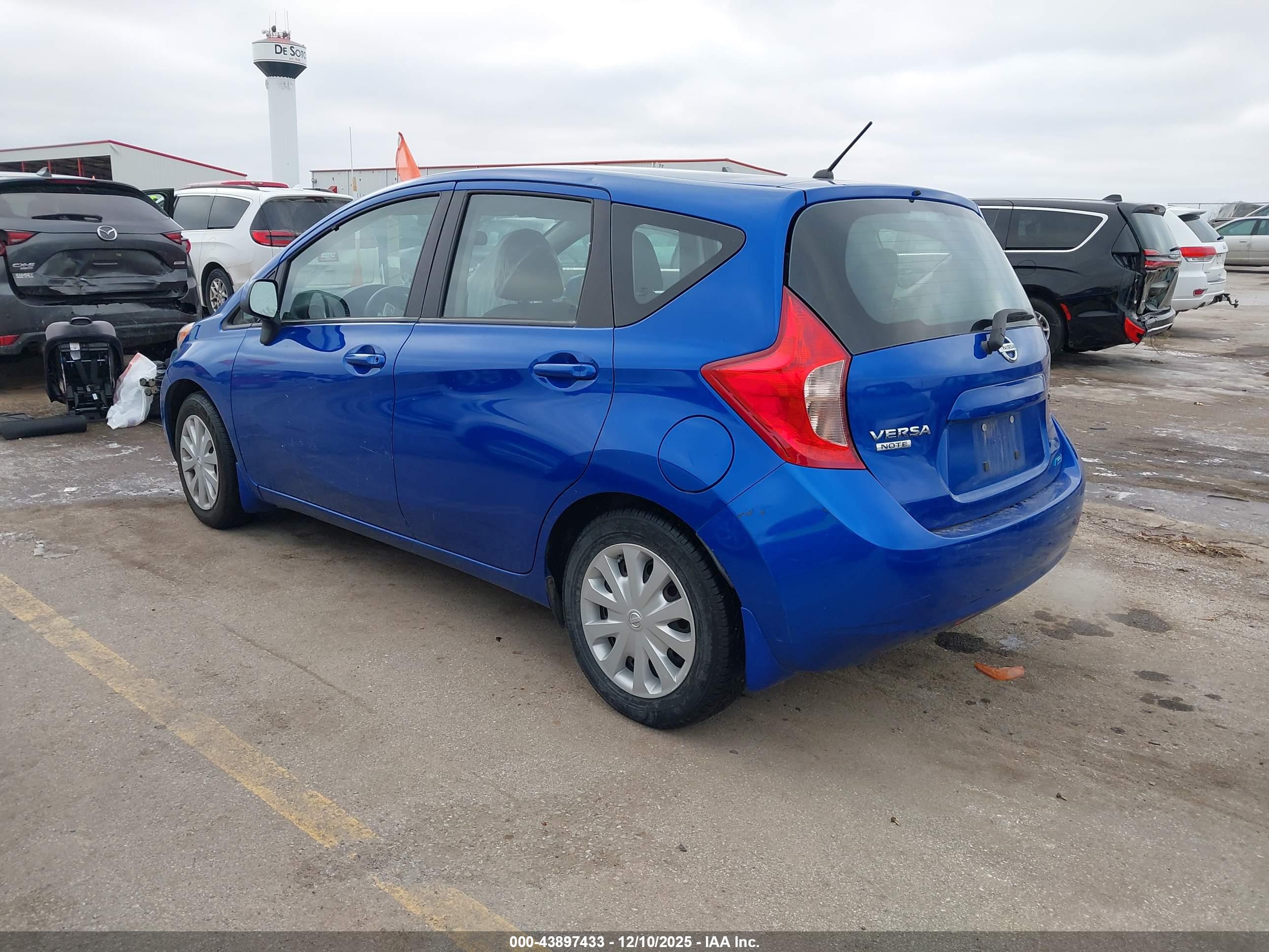 NISSAN VERSA image 3