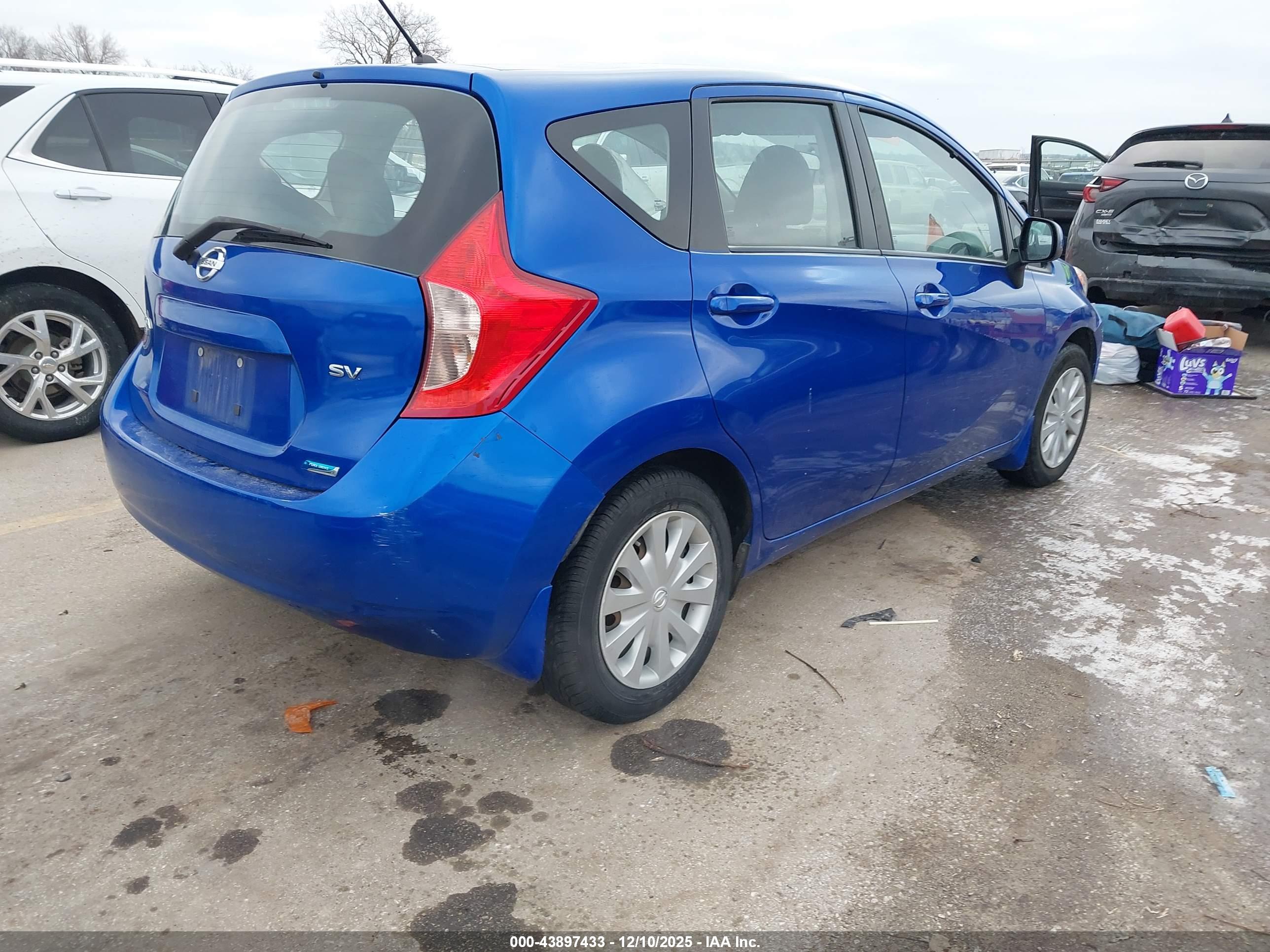 NISSAN VERSA image 4