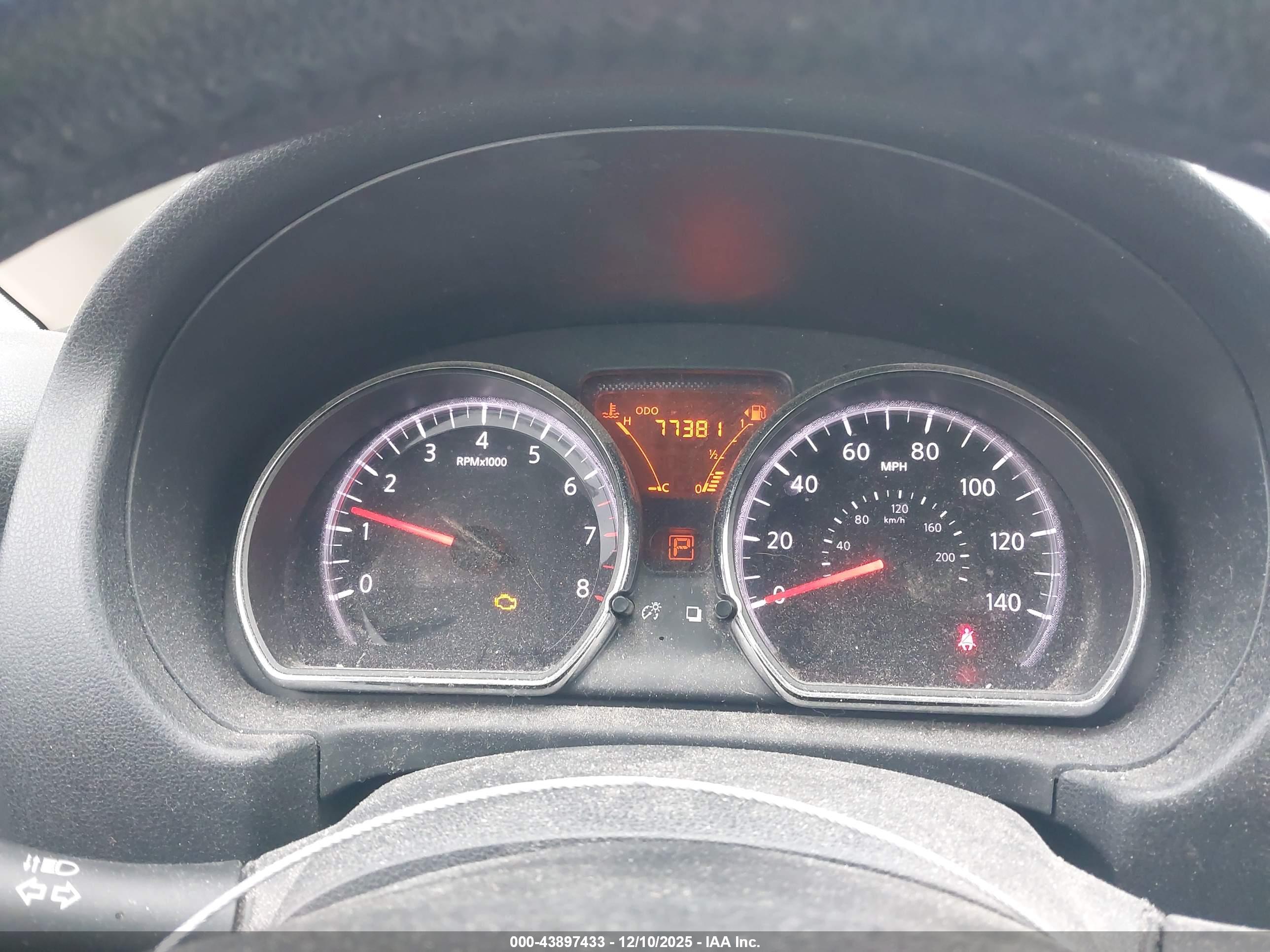 NISSAN VERSA image 7
