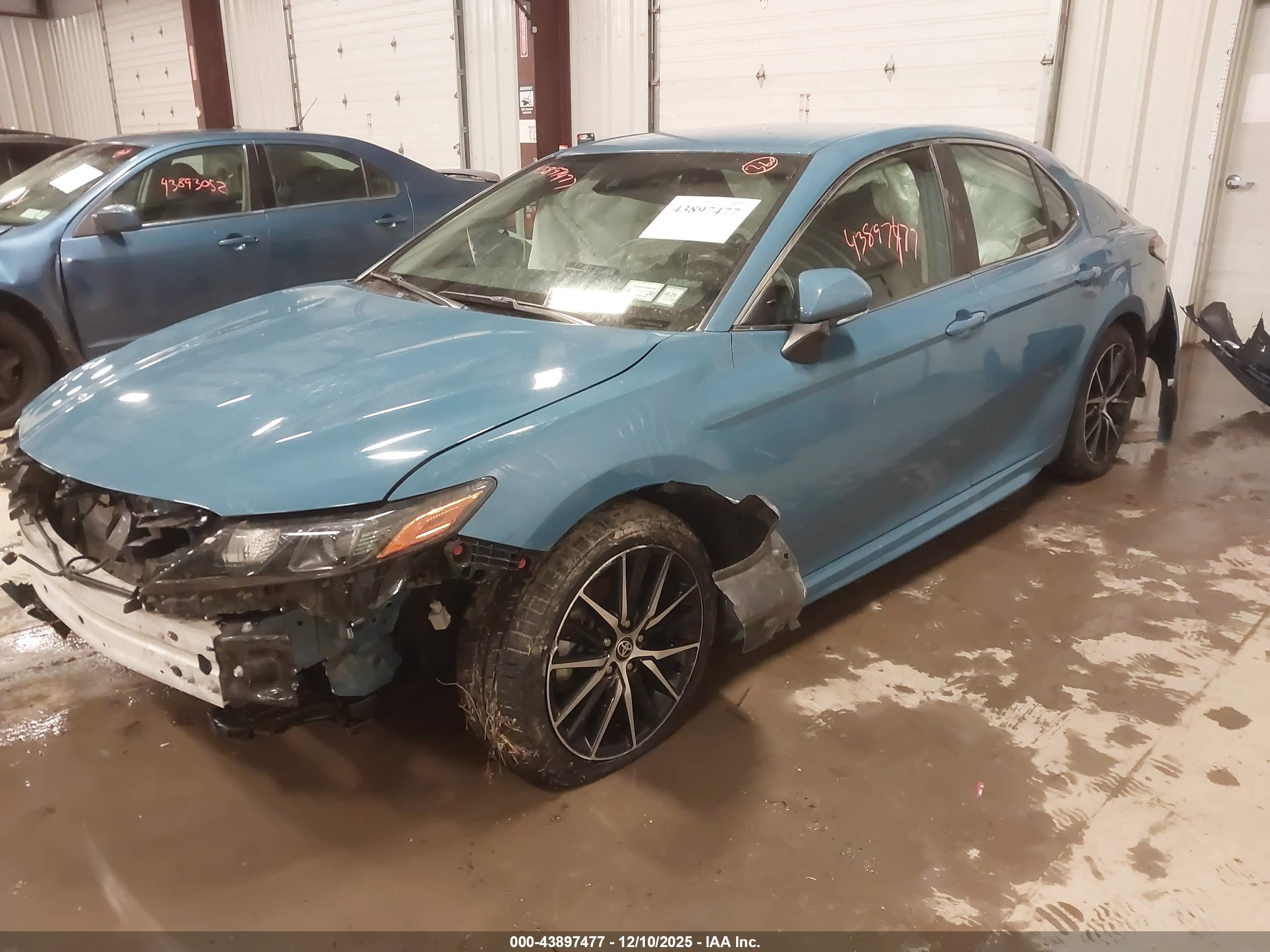 TOYOTA CAMRY image 2