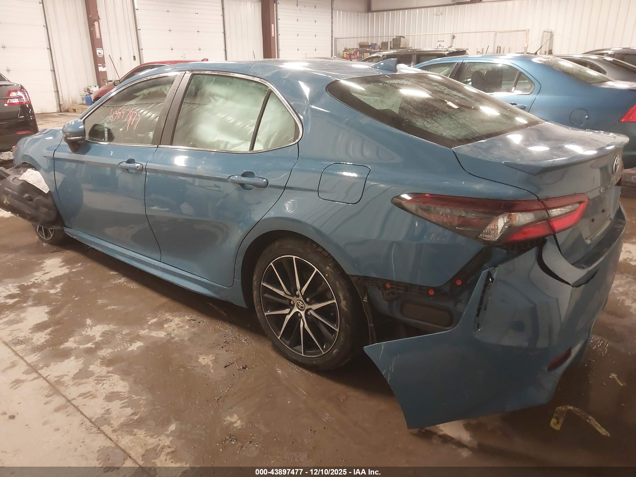 TOYOTA CAMRY image 3