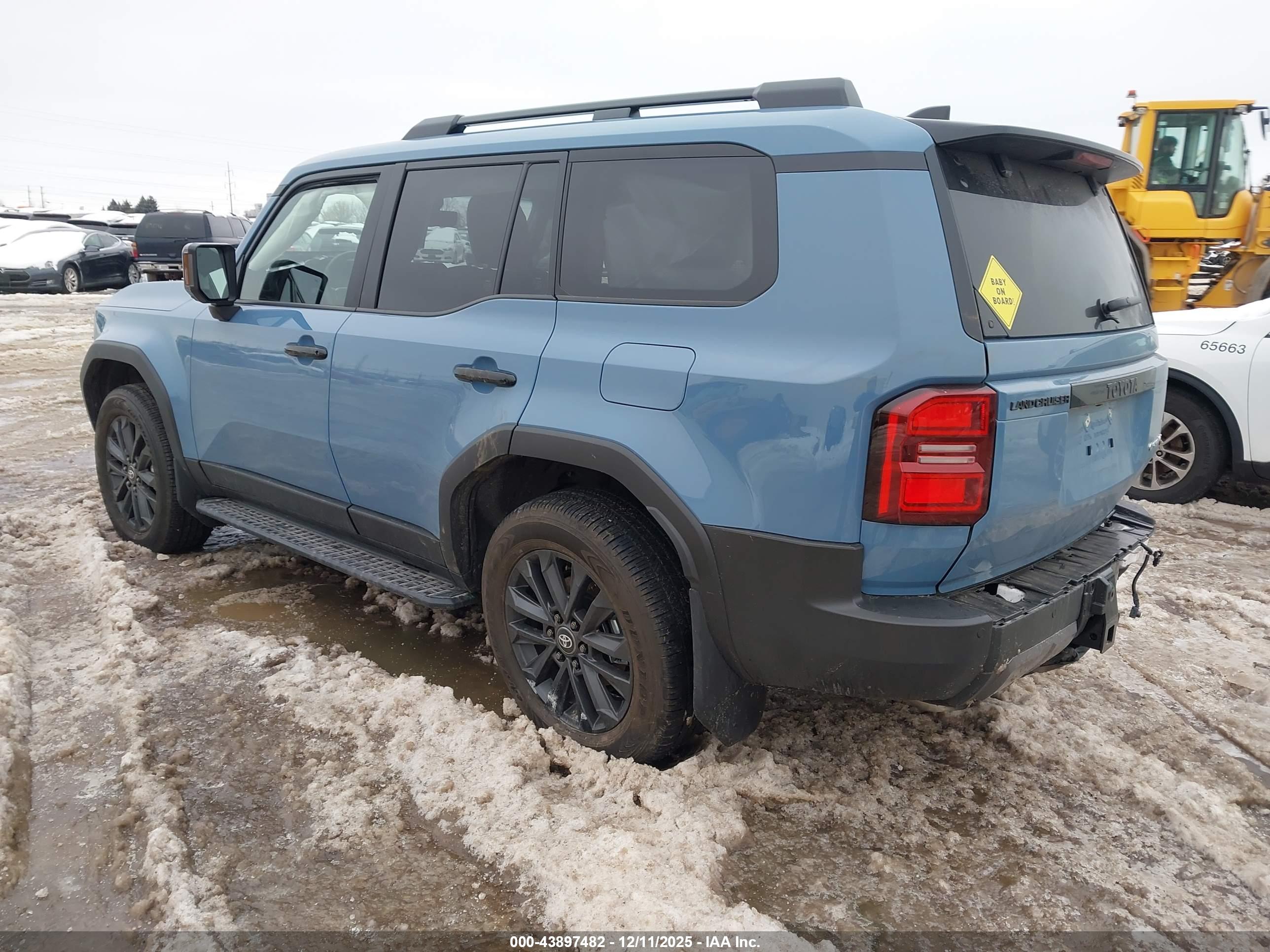 TOYOTA LAND image 3
