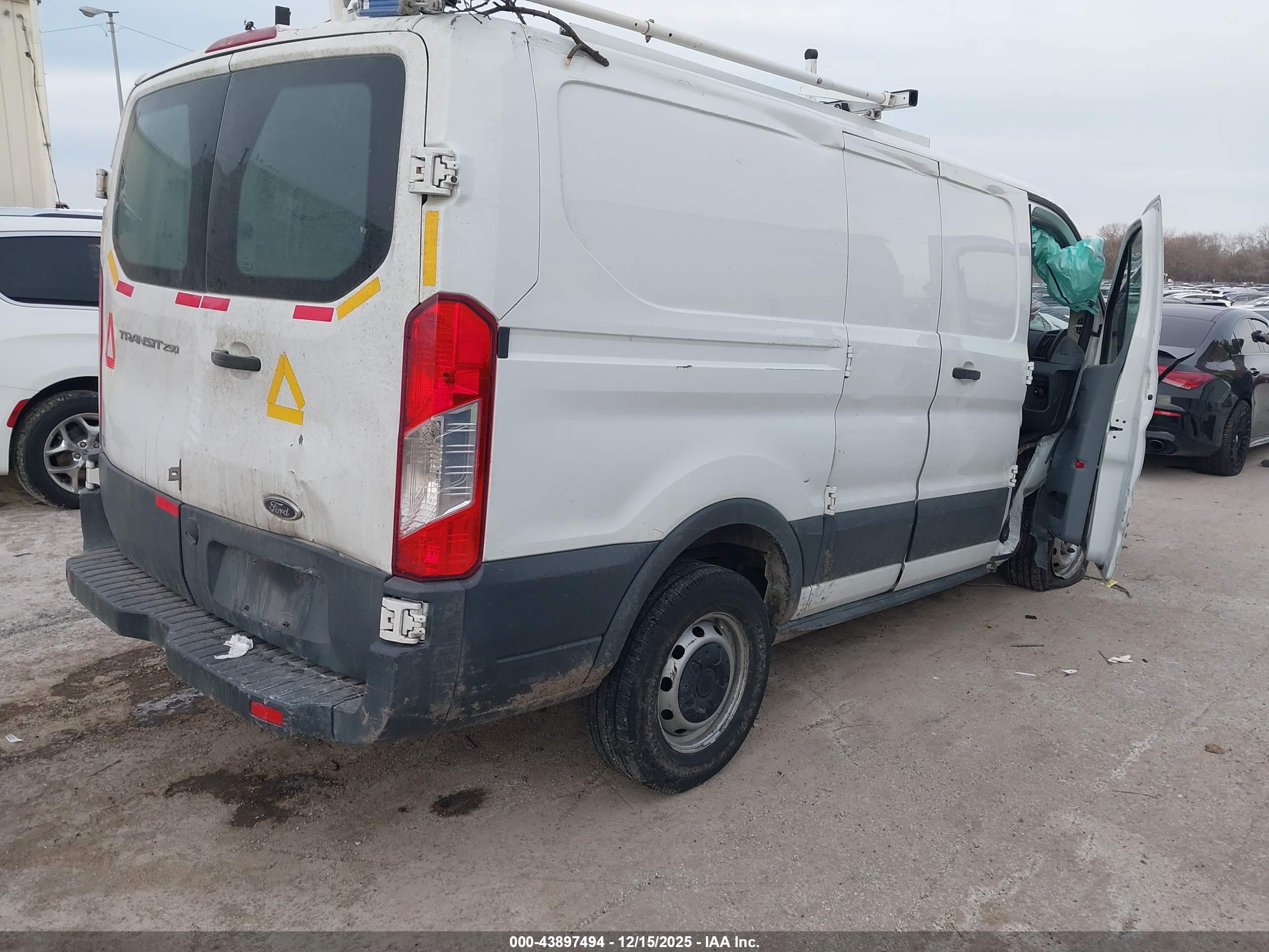FORD TRANSIT-250 image 4