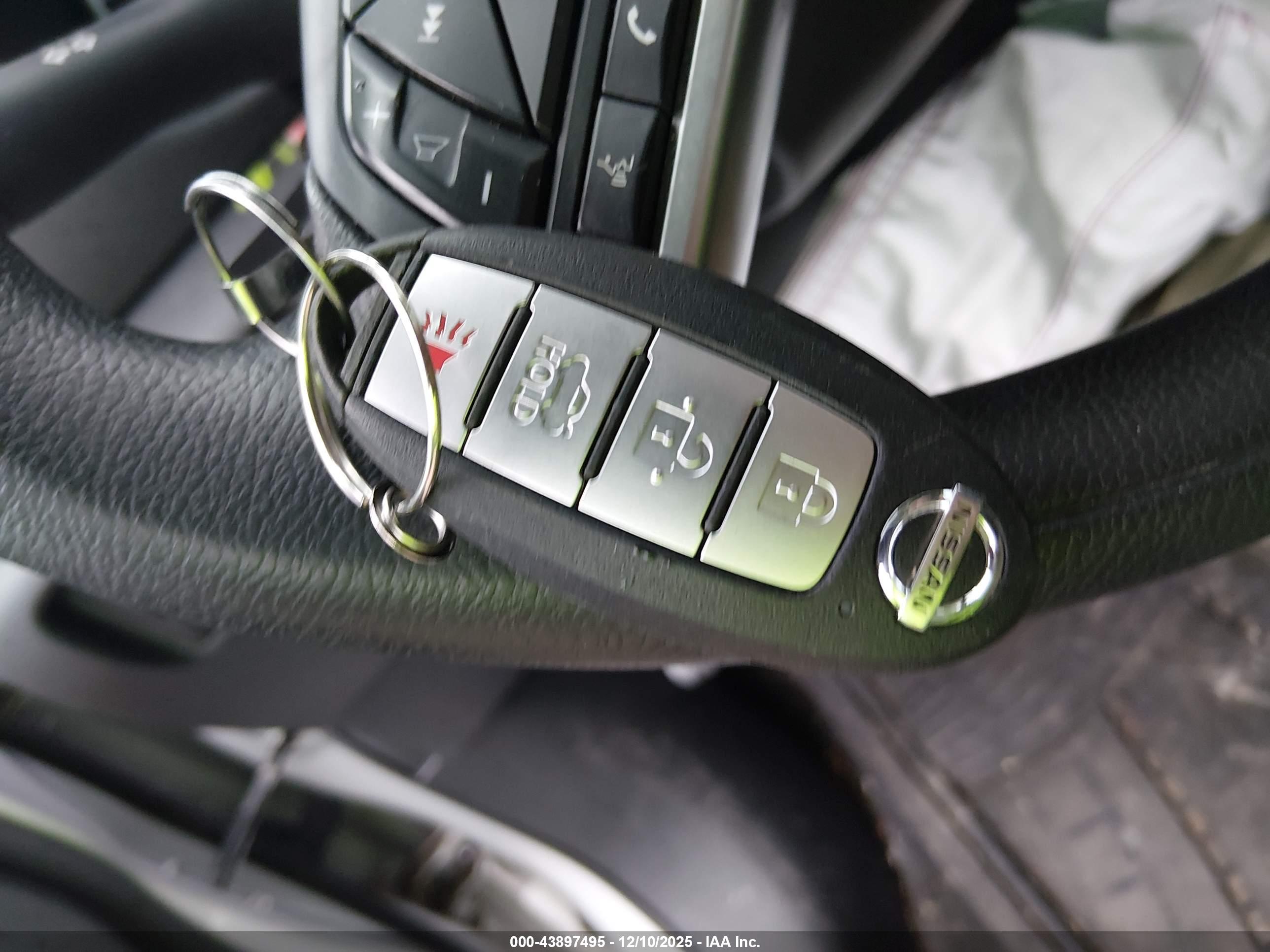 NISSAN VERSA image 11