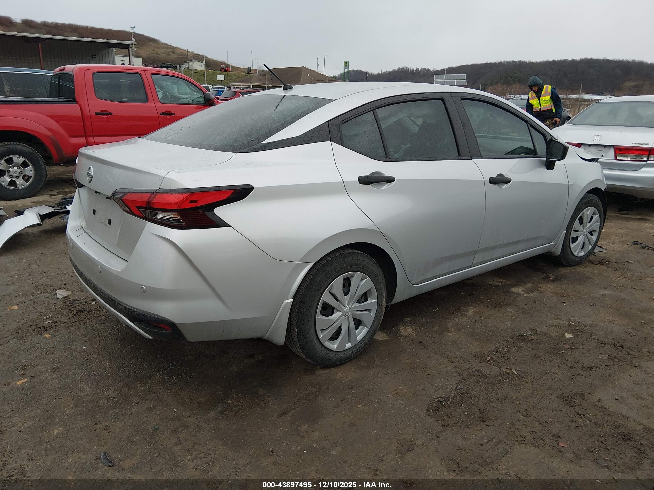 NISSAN VERSA image 4